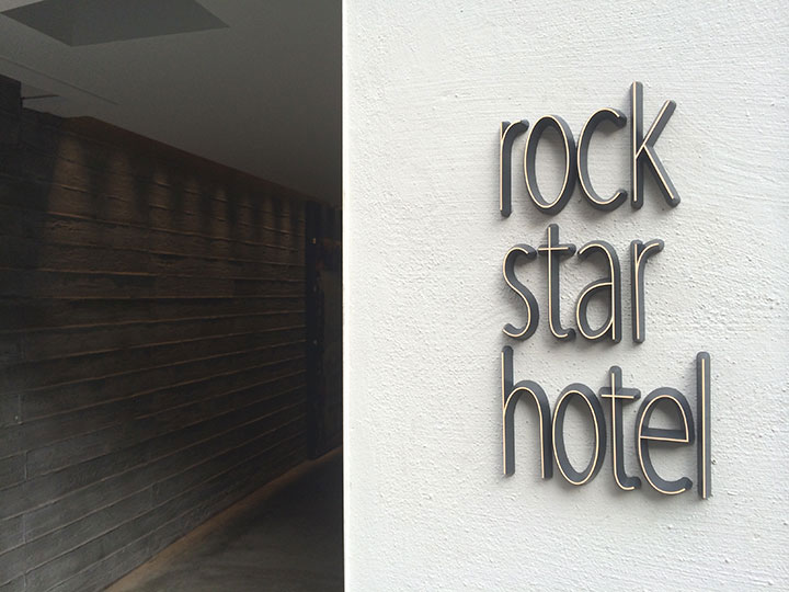 【泊まってみた】大阪に突如誕生したロックアートなコンセプト・ホテル「rock star hotel」を体験レポ！！ Life120210_rock-star-hotel_01-1