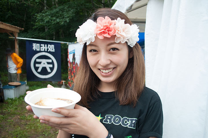 【特集】＜フジロック’14＞で出会った看板娘＆フェスメシランキング！ food140806_frf14_51