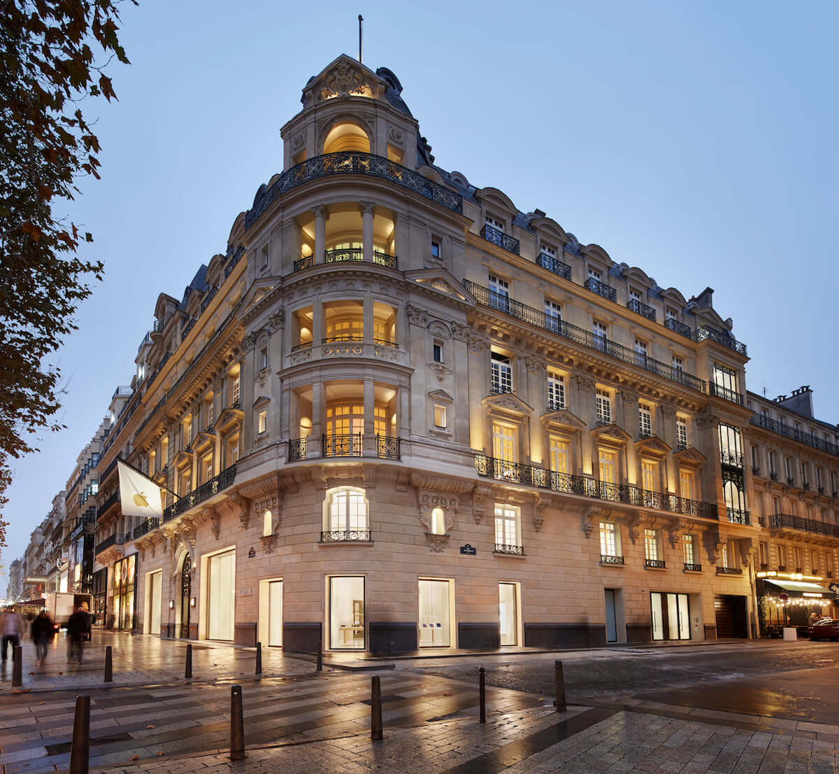 歴史ある建物とApple最新のデザインが融合！芸術の都パリにAppleシャンゼリゼがオープン！ technology181119_apple-champs-elysees_1-1200x1106