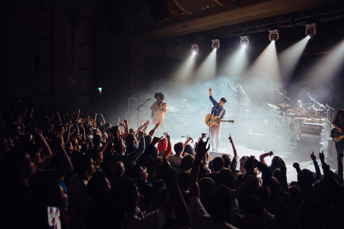 【ライブレポート】ヴァンパイア・ウィークエンド 約5年ぶりのロンドン単独公演｜5月には6年ぶりの新作も music190326-vampire-weekend-7-1200x800