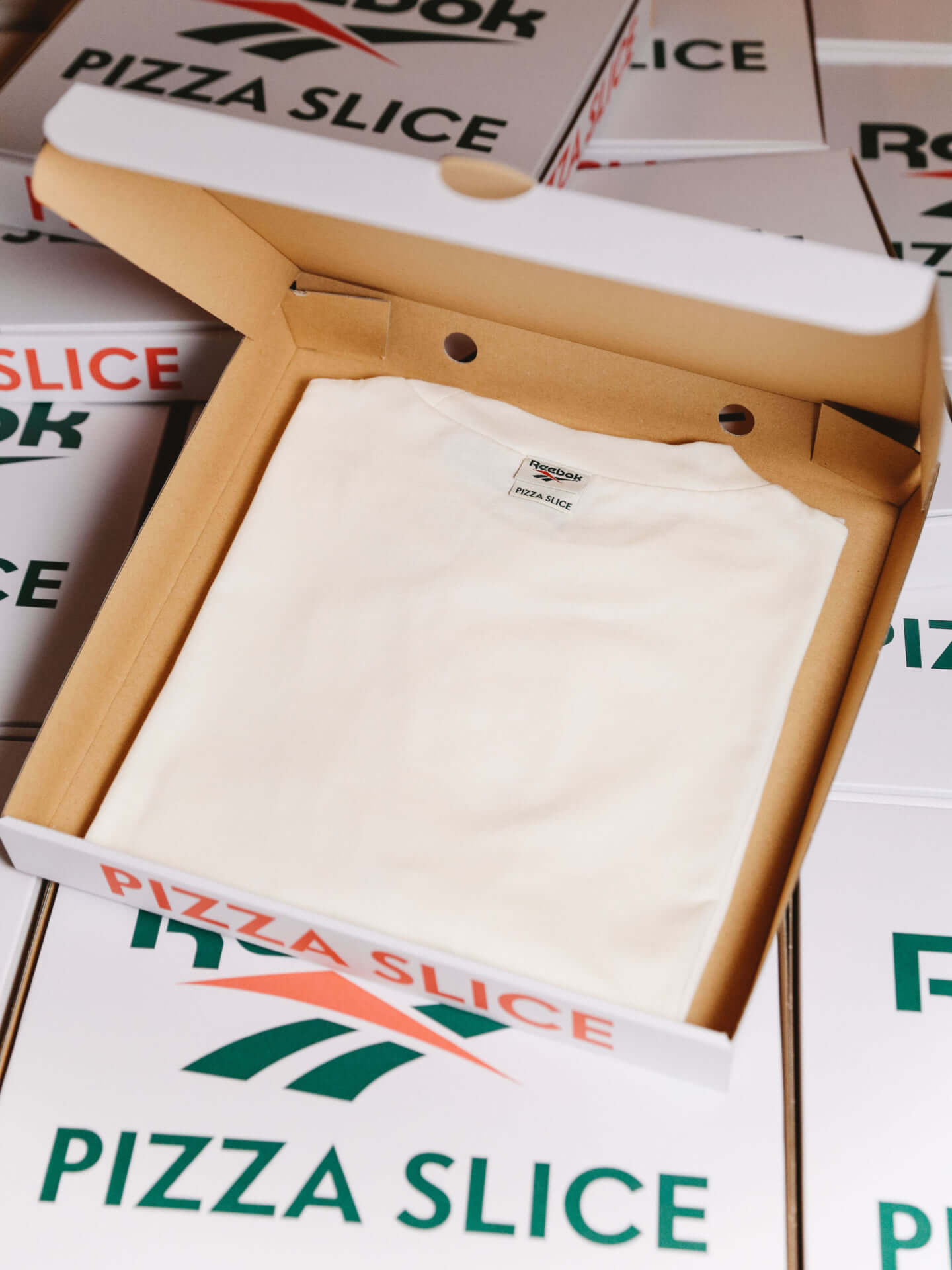 リーボックが東京発のピザショップ「PIZZA SLICE」とコラボ｜第1弾としてTシャツを限定発売 reebok-slice-12-1440x1920