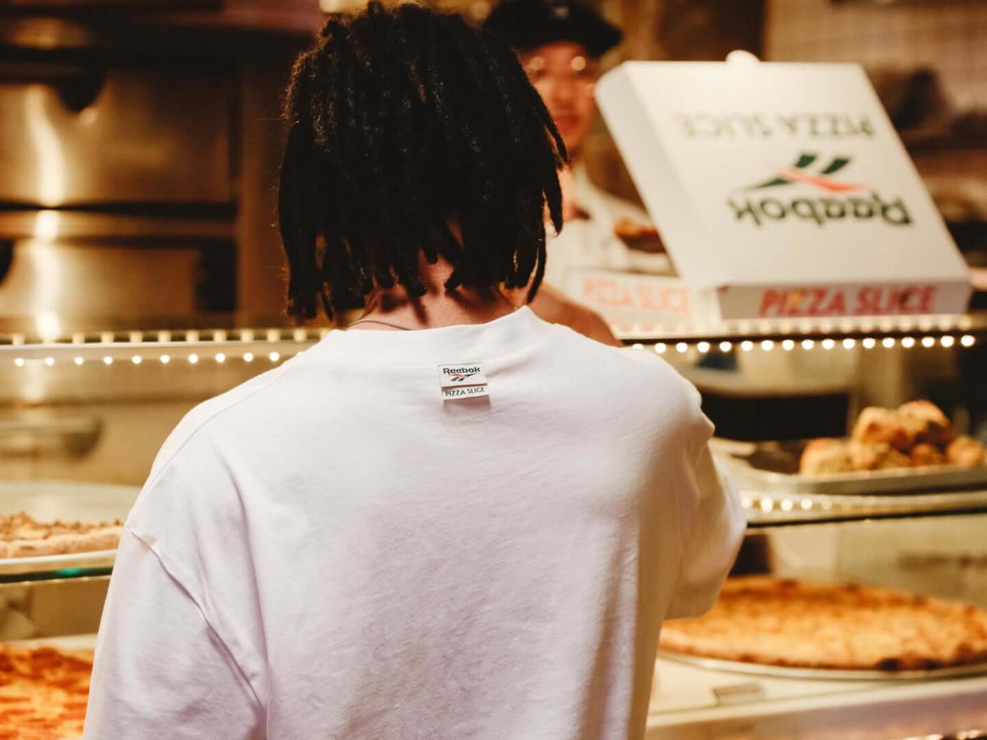 リーボックが東京発のピザショップ「PIZZA SLICE」とコラボ｜第1弾としてTシャツを限定発売 reebok-slice-fv2-1440x1080
