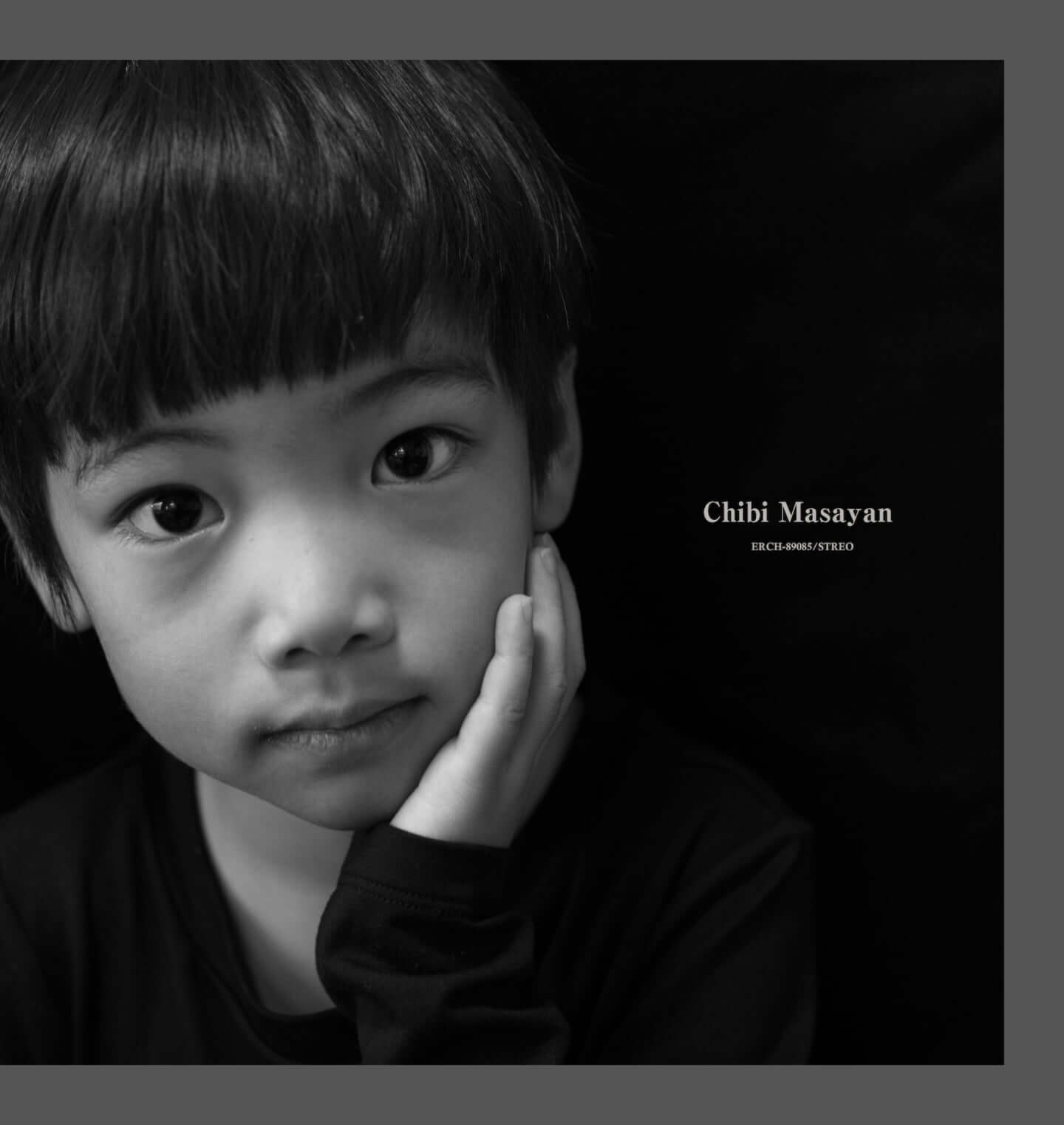 山崎まさよしがリリースした全作品のジャケットを写真家松本紀子が自らの息子で再現した写真展が開催 03010a88440a2bc461f9f8471c00c088-1440x1523