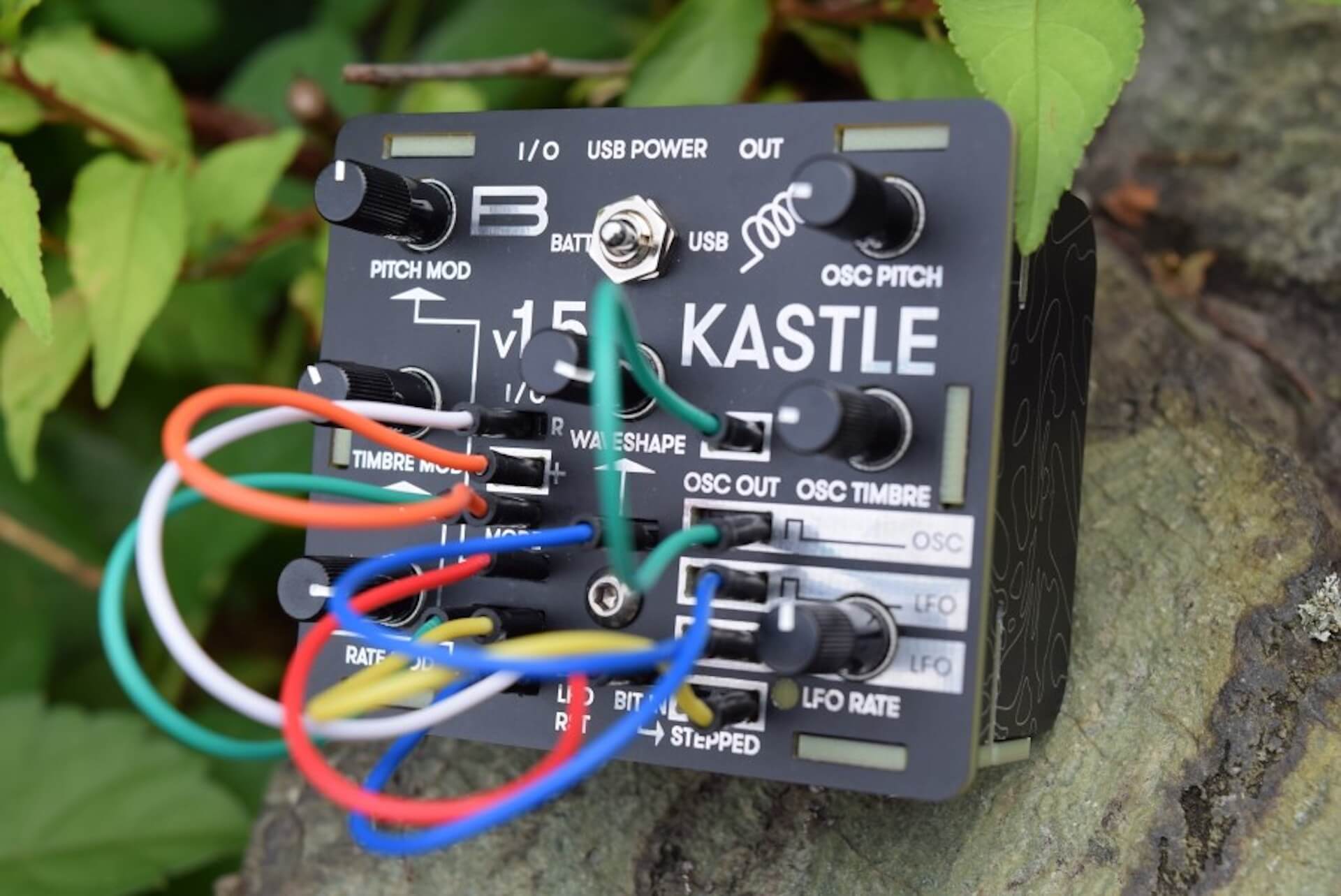 超小型モジュラー・シンセサイザー「KASTLE V1.5」のサウンドと魅力 09bbc67ecb3712daf0966a96c43dfd95