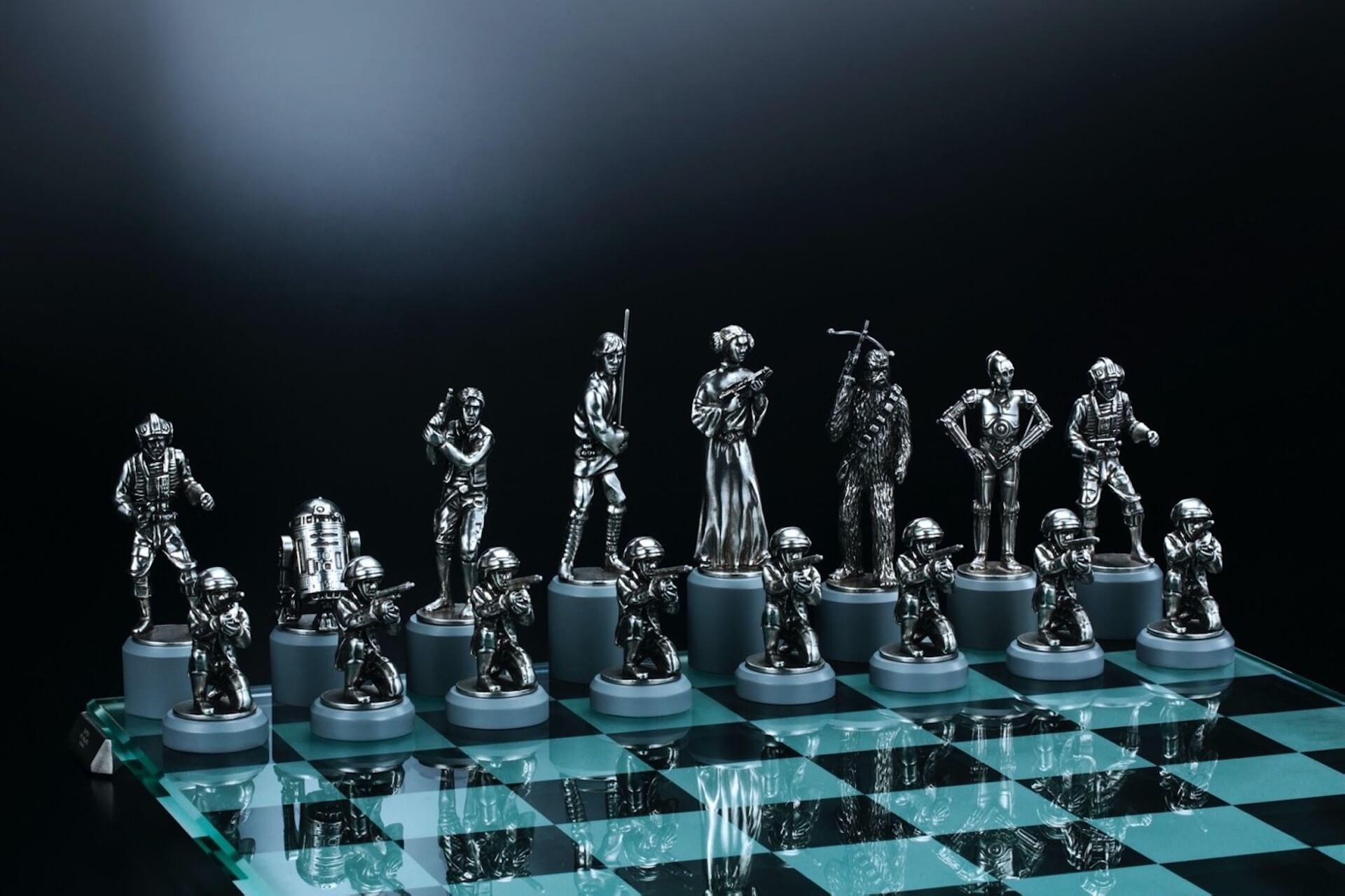 「スター・ウォーズ」シリーズのキャラクターがチェスの駒に！？高級感満載のクラシックチェスセットが発売決定 | Qetic