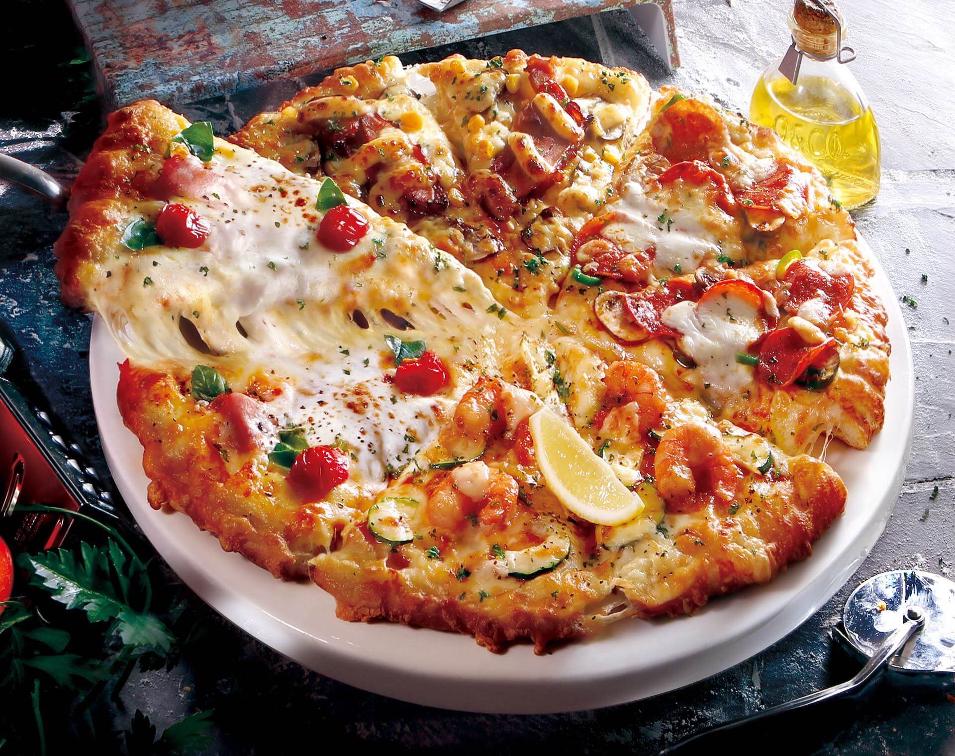 おうちでピザ充しよう！ピザーラから春の大人気新作ピザとサイドメニューがセットになった『ファミリーセット』が登場 gourmet200507_pizzala_02