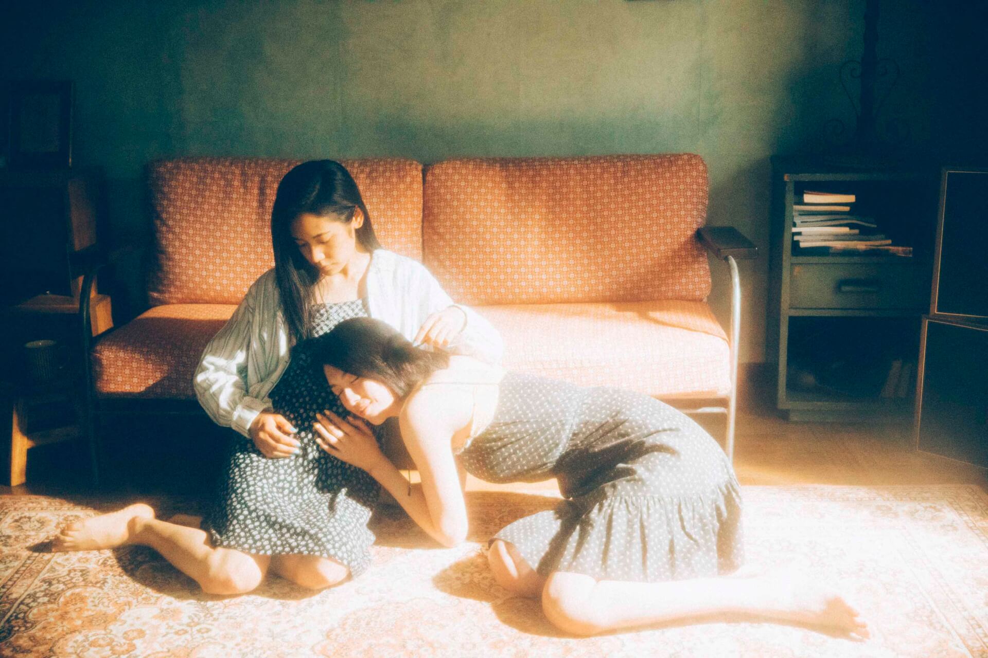 三吉彩花＆阿部純子W主演映画『Daughters』より、2人の10か月を切り取る四季折々の場面写真が公開 film200619-daughters-tokyo-3