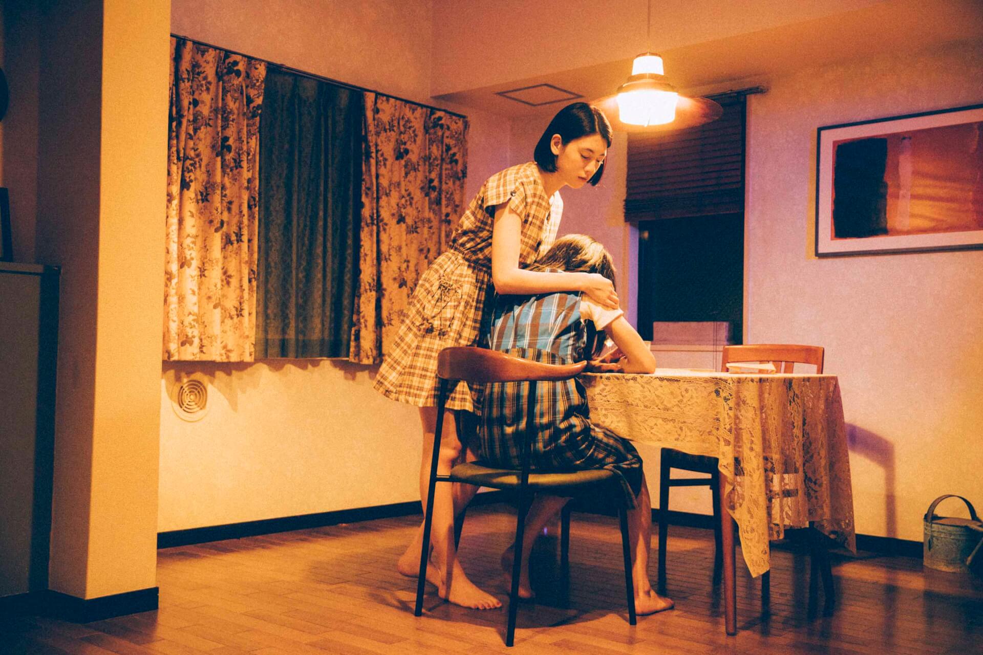 三吉彩花＆阿部純子W主演映画『Daughters』より、2人の10か月を切り取る四季折々の場面写真が公開 film200619-daughters-tokyo-5