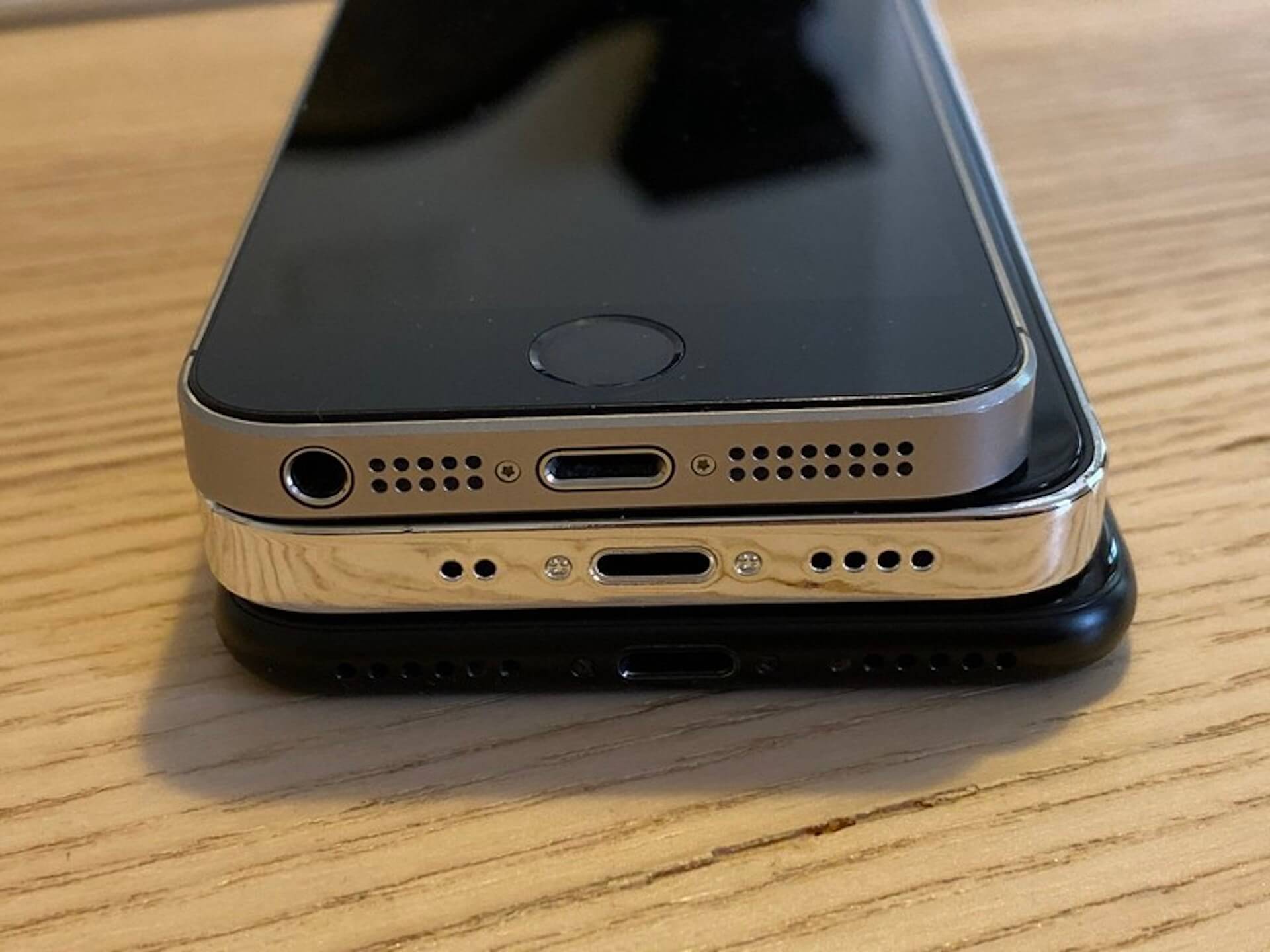 5.4インチのiPhone 12は初代iPhone SEより少し横幅が大きい？モックアップとの比較画像が公開 tech200706_iphone12_mini_1
