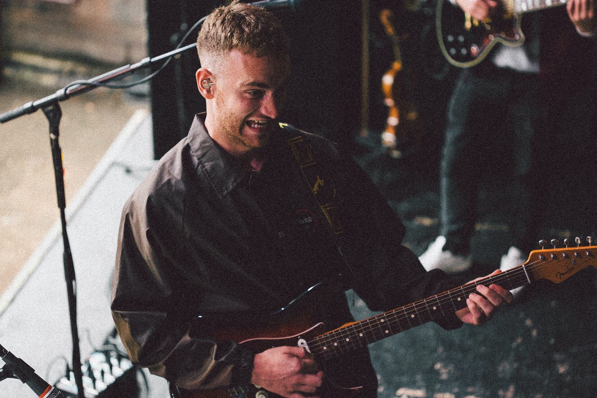 Tom Misch、Yussef Dayesが米NPRの人気番組『Tiny Desk Concert』にリモートで登場！ゲストにはJordan  Rakei、John Mayerも | Qetic