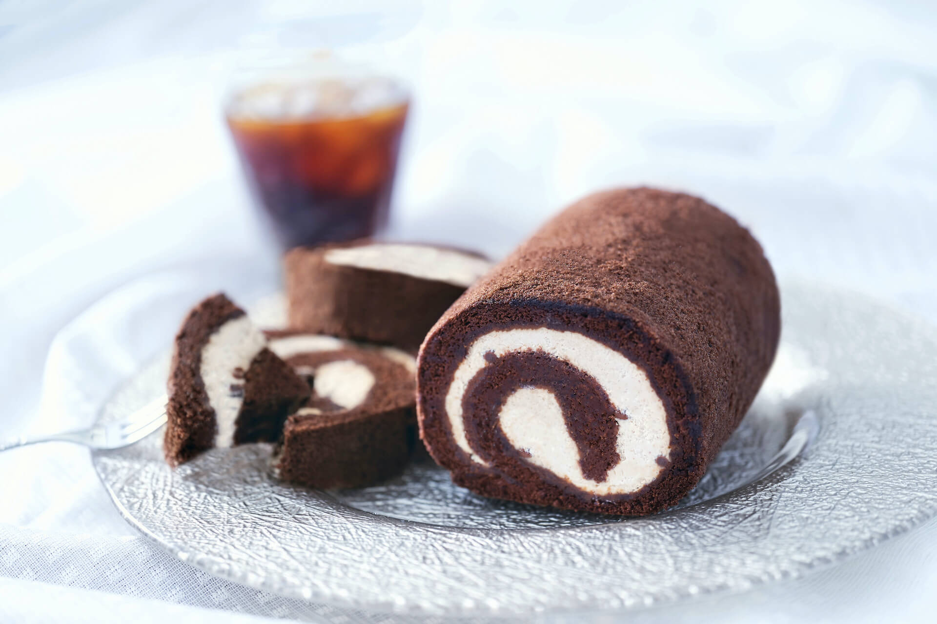 チョコアイスのような食感も楽しめるカファレルの ジャンドゥーヤロールケーキ がオンラインで期間 数量限定で登場 Qetic