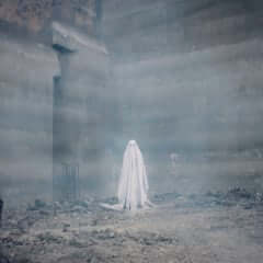 『A GHOST STORY／ア・ゴースト・ストーリー』 2017年製作／92分／G／アメリカ 配給：パルコ （C）2017 Scared Sheetless, LLC. All Rights Reserved.