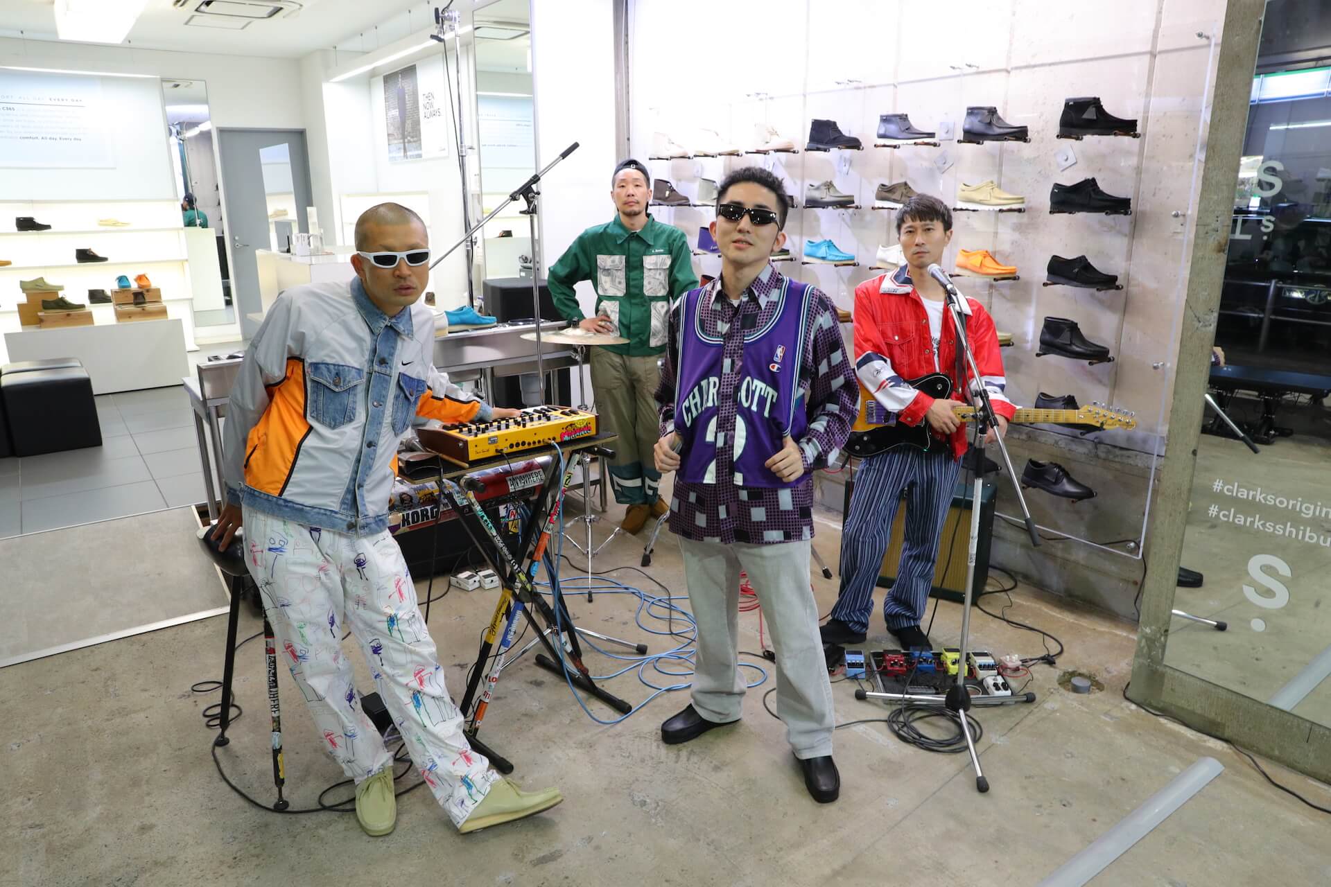 KONCOSが渋谷の古着屋「AWESOME BOY」の映像企画『AWESOME BOY FREESTYLE』に登場｜ONJUICYとクラークス渋谷でライブを披露 music201005_koncos_2