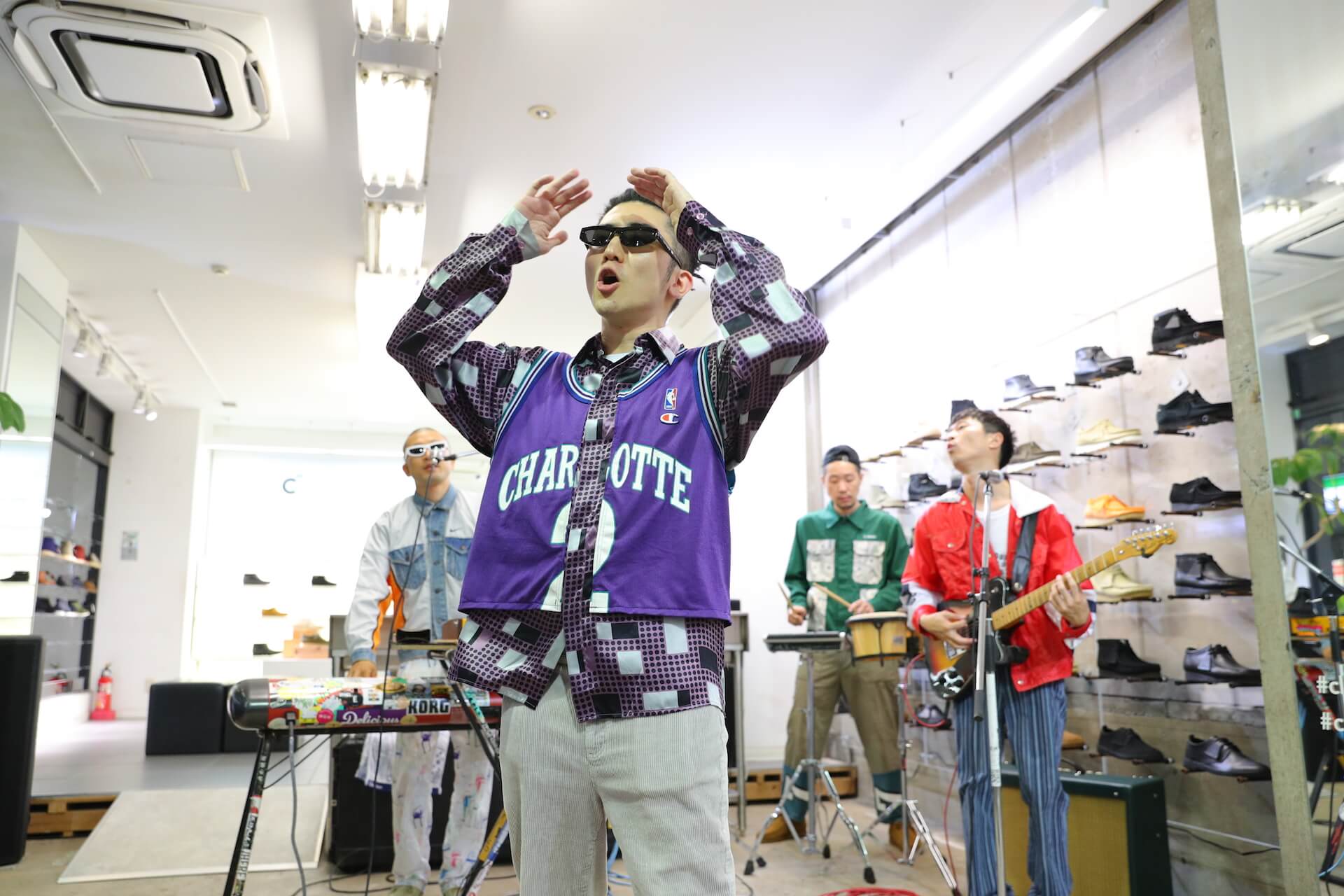 KONCOSが渋谷の古着屋「AWESOME BOY」の映像企画『AWESOME BOY FREESTYLE』に登場｜ONJUICYとクラークス渋谷でライブを披露 music201005_koncos_3