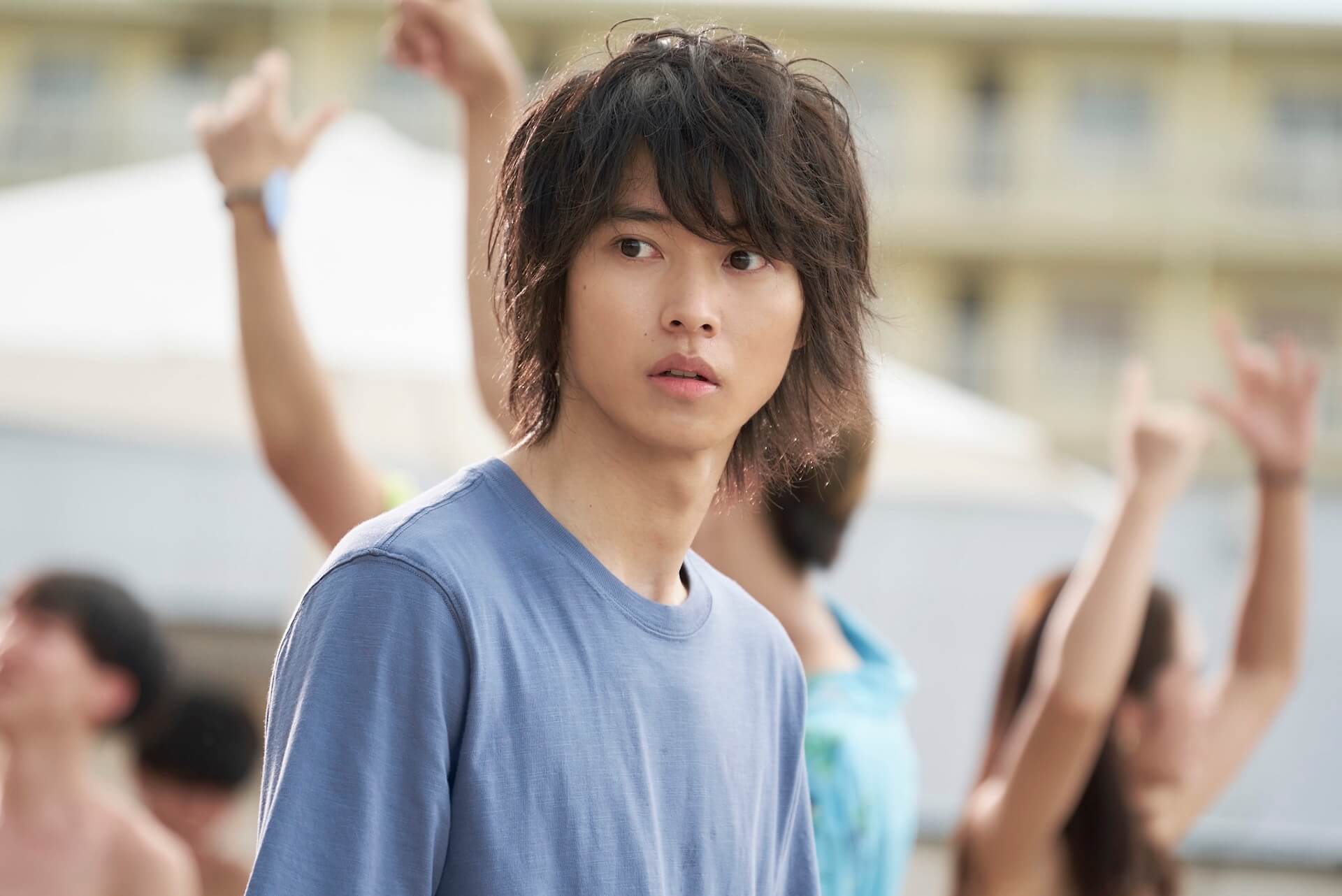 山﨑賢人演じるアリスが おにごっこ で遭遇した人物とは Netflixオリジナルシリーズ 今際の国のアリス 本編映像が解禁 Qetic