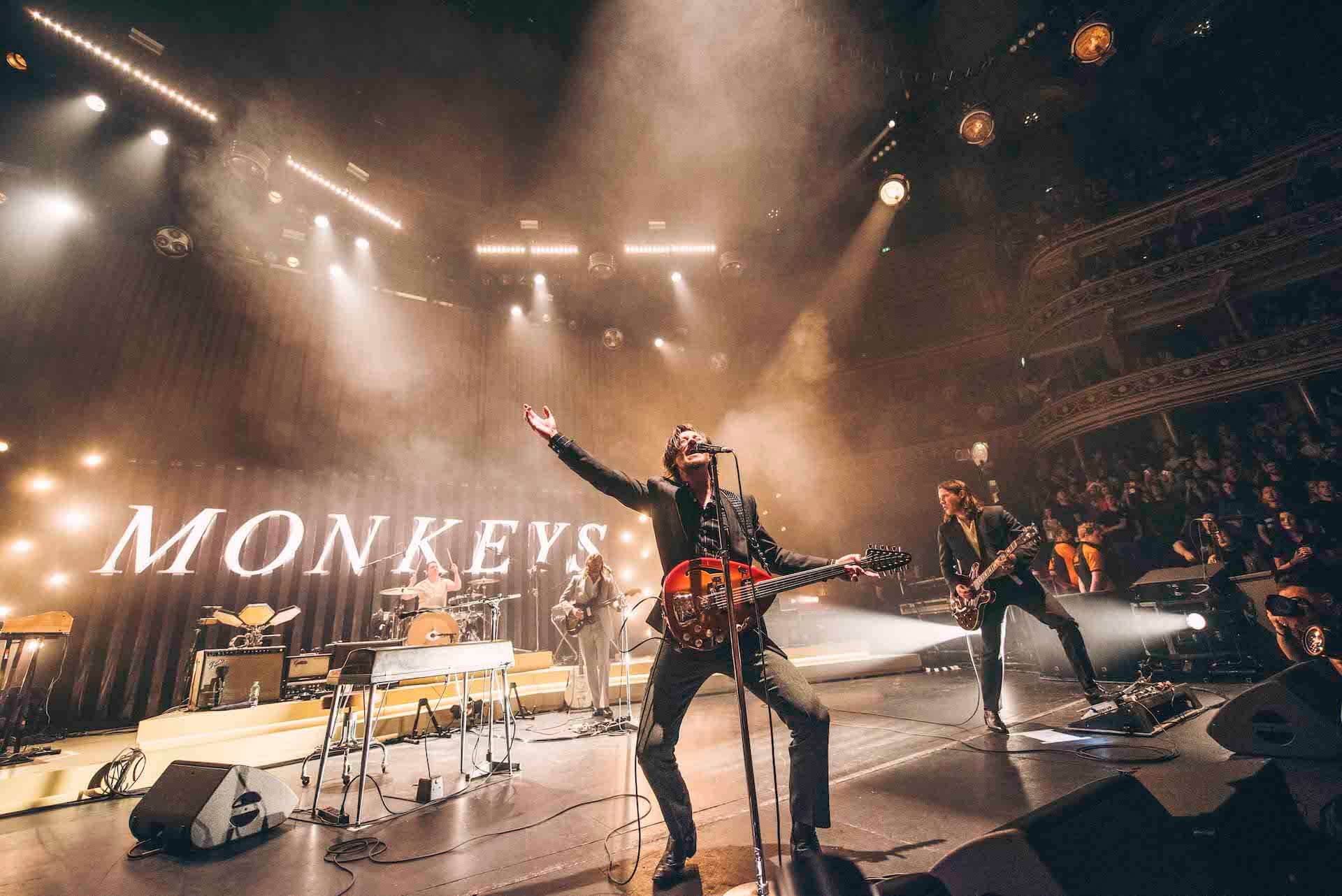 Arctic Monkeysの最新ライブアルバム『Live At The Royal Albert Hall』より“Arabella”のライブ映像が公開！舞台裏の様子も収録 music201203_arctic-monkeys_3-1920x1282