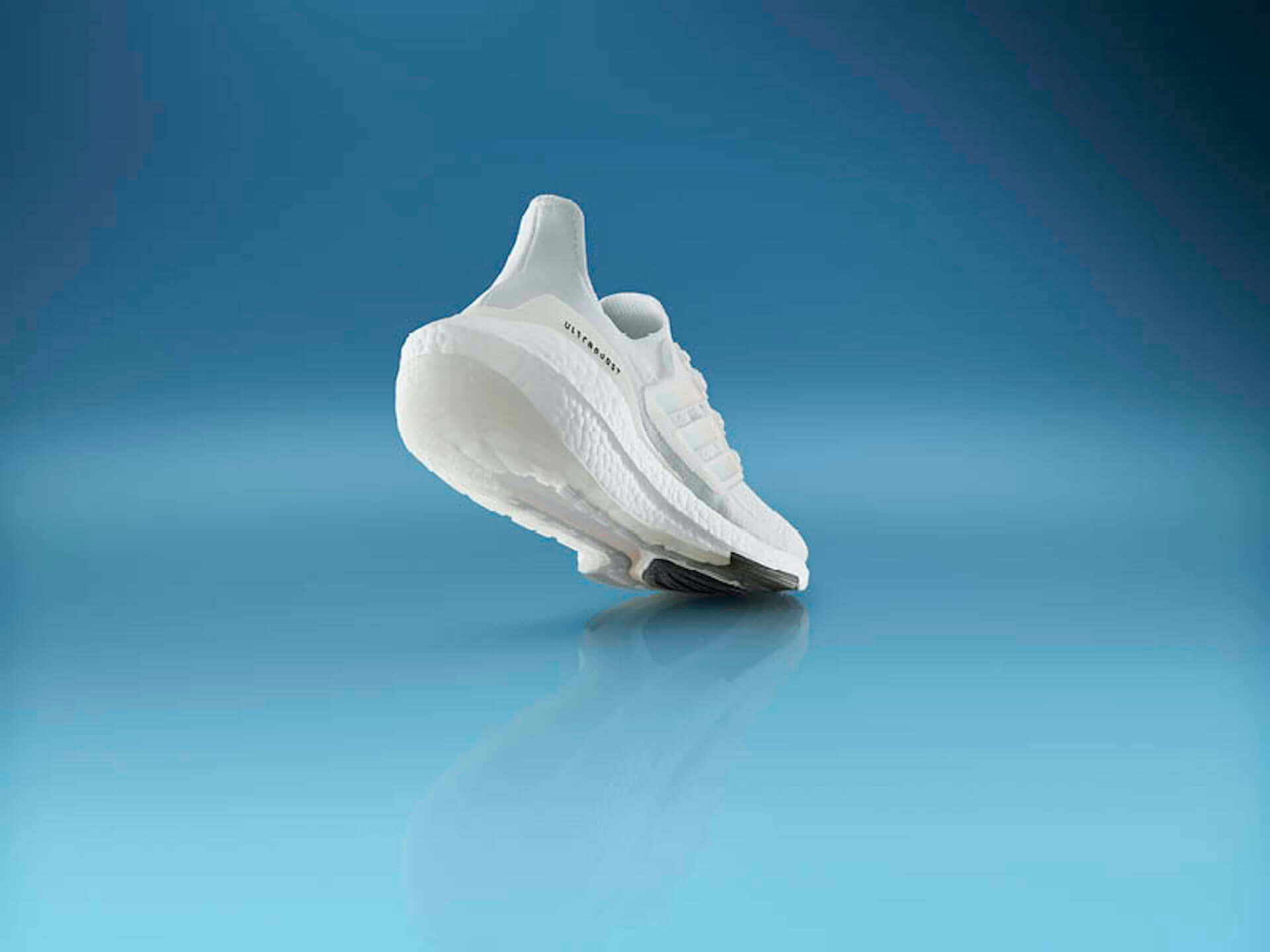 アディダスを象徴するプレミアムランニングシューズが進化！軽量性・クッショニングに優れた最新モデル『Ultraboost 21』が登場 lf210115_adidas_9-1920x1440