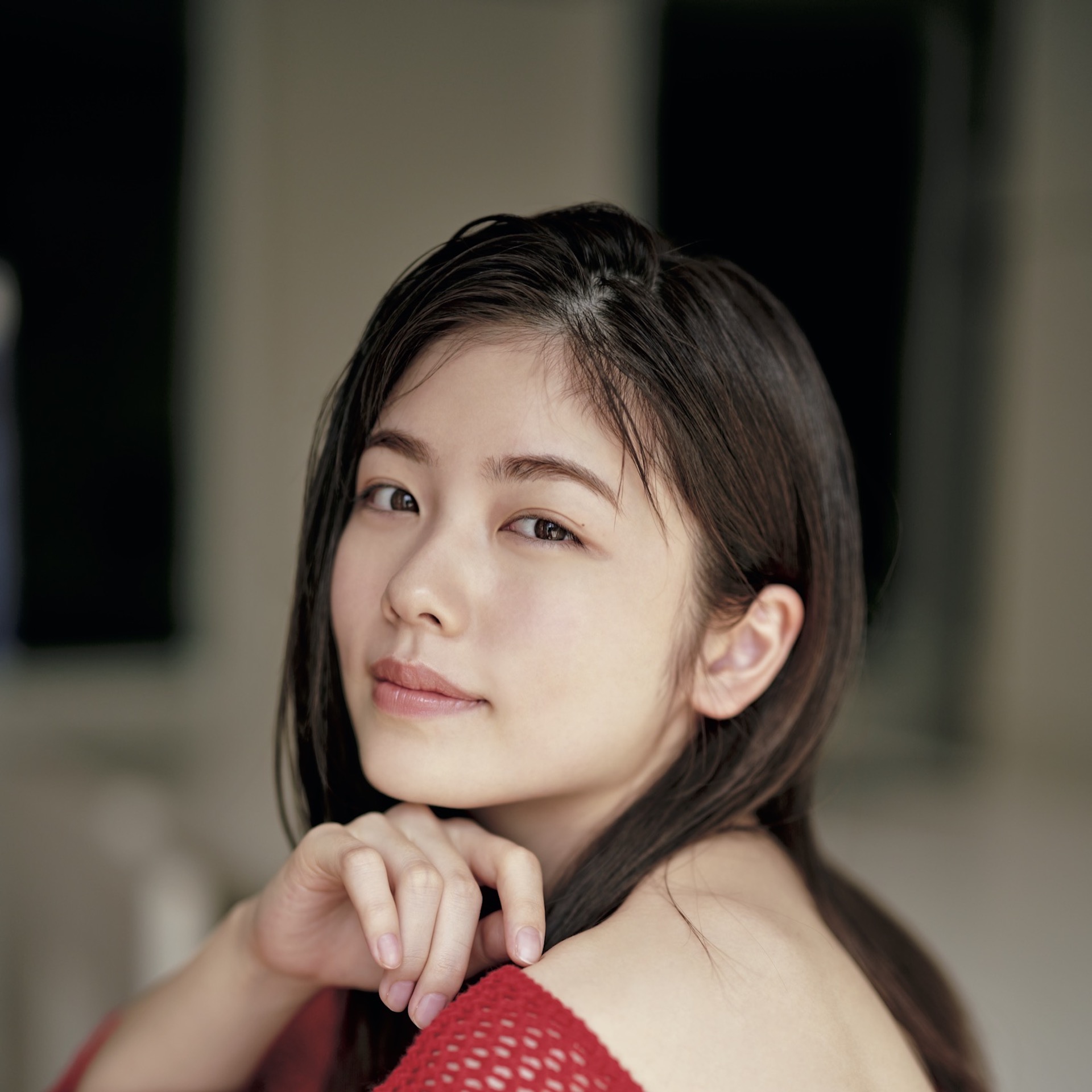 小芝風花が透明感あふれる肌で大胆に魅せる！『FLASH』の表紙＆巻頭