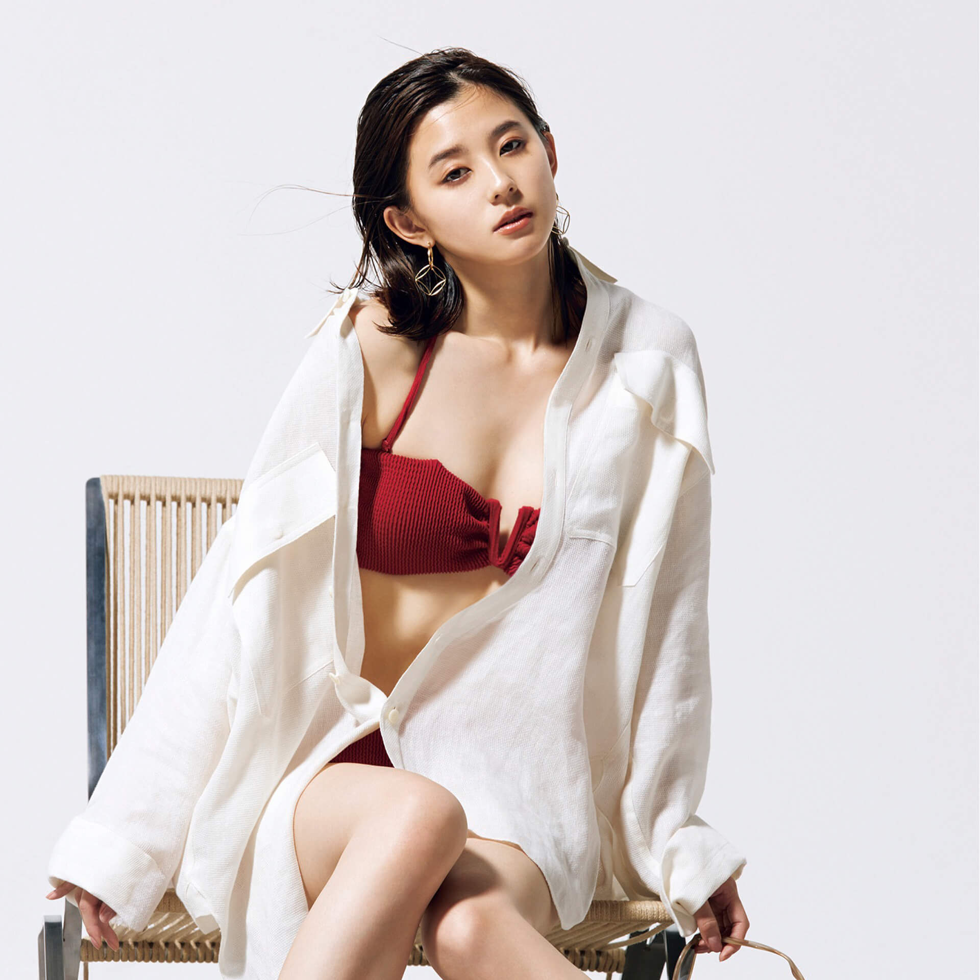 朝比奈彩が美しすぎるオトナ水着姿を大胆披露！『Oggi』でトレンド水着