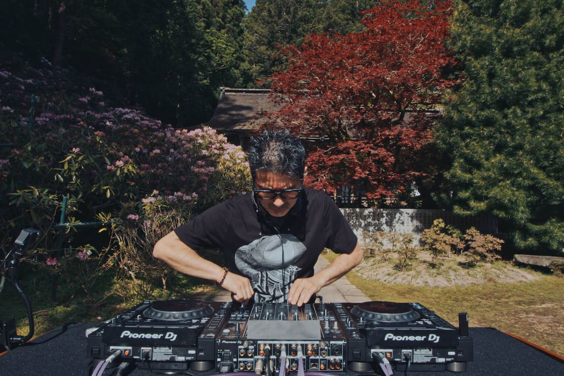Tsuyoshi Suzukiが高野山金剛三昧院でDJを披露する「密教トランス