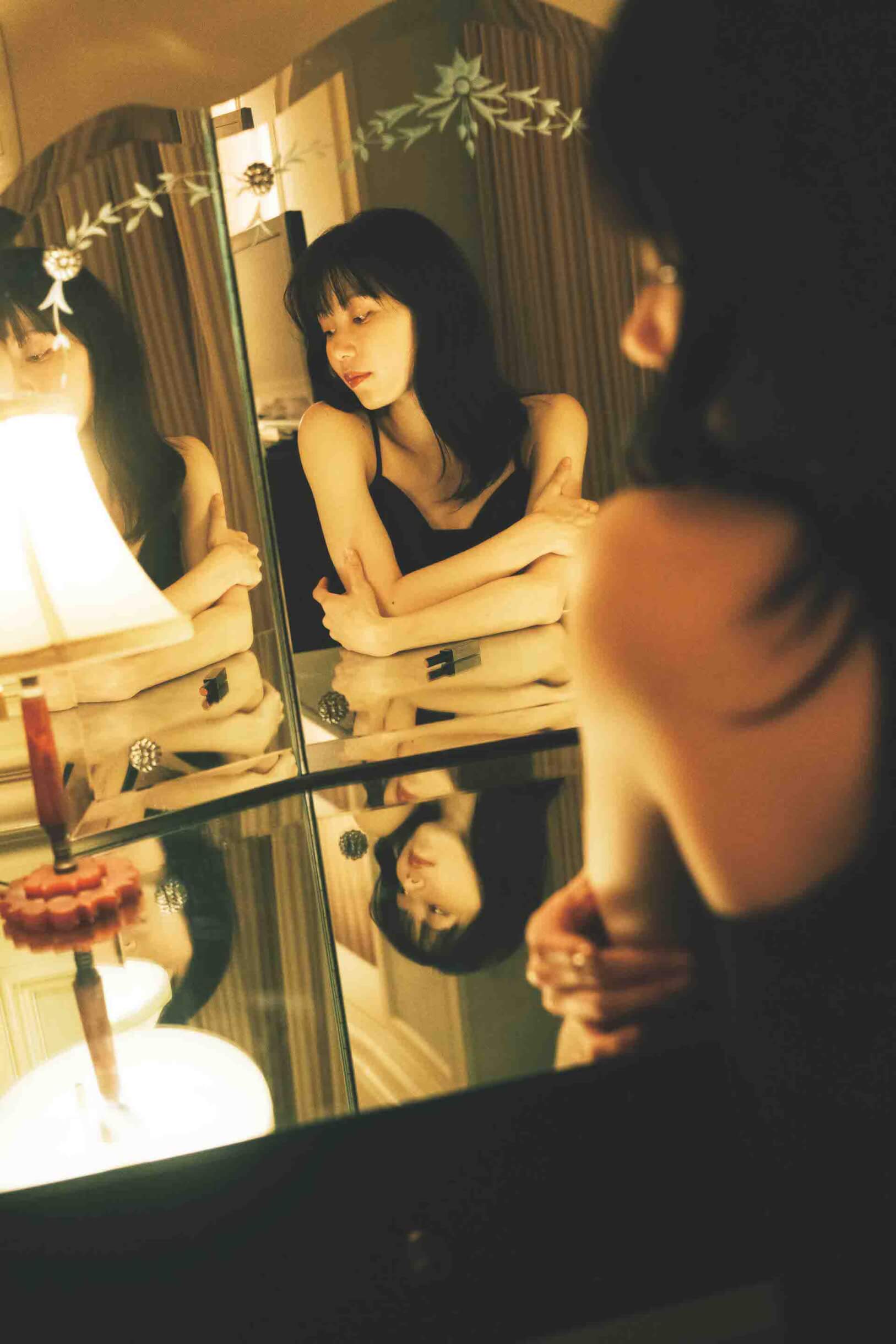 AKB48横山由依がキャミソール姿で透明感あふれる肌を見せつける！卒業メモリアルブック『深夜バスに乗って』の収録ショットが公開 art211126_yokoyamayui_2