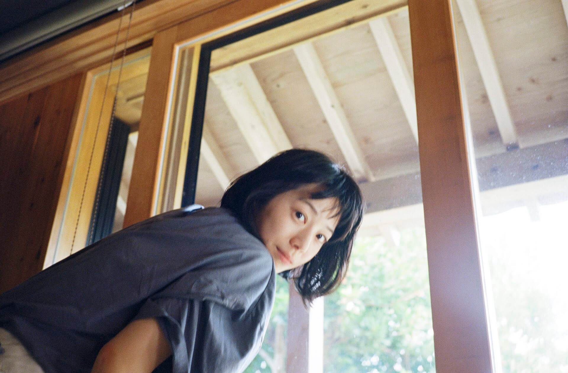 夏帆の日常を2年間追った石田真澄による写真集『おとととい』が発売決定！ art220125_kaho-01