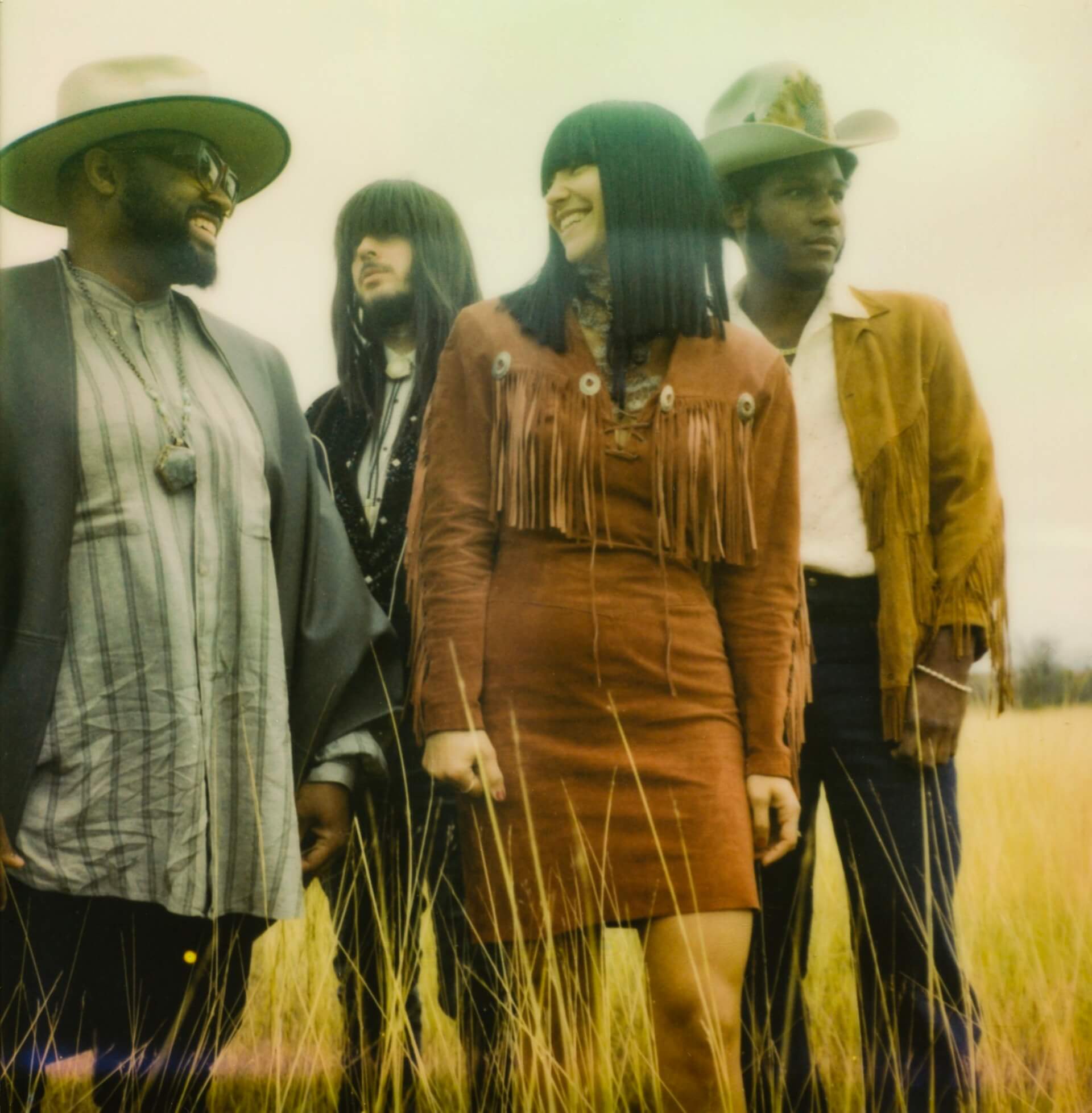 Khruangbin＆Leon Bridges、新EP『TEXAS MOON』より“Mariella”のビジュアライザーが公開 | Qetic