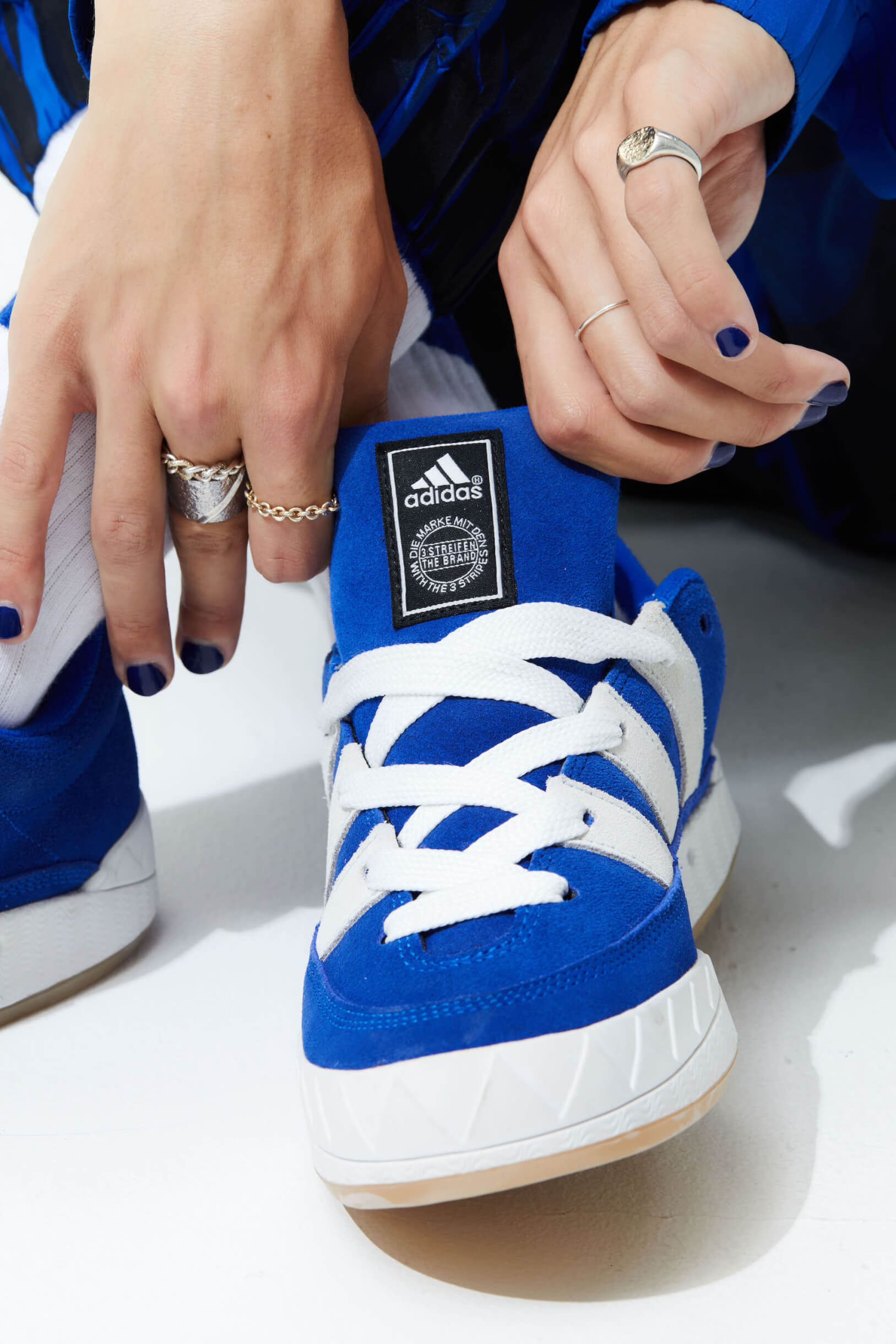 カルト的人気を博した復刻名作、初の別注版が登場｜「adidas Originals ADIMATIC atmos Blue」 fashion220607_adidas-adimatic-atmosblue-06