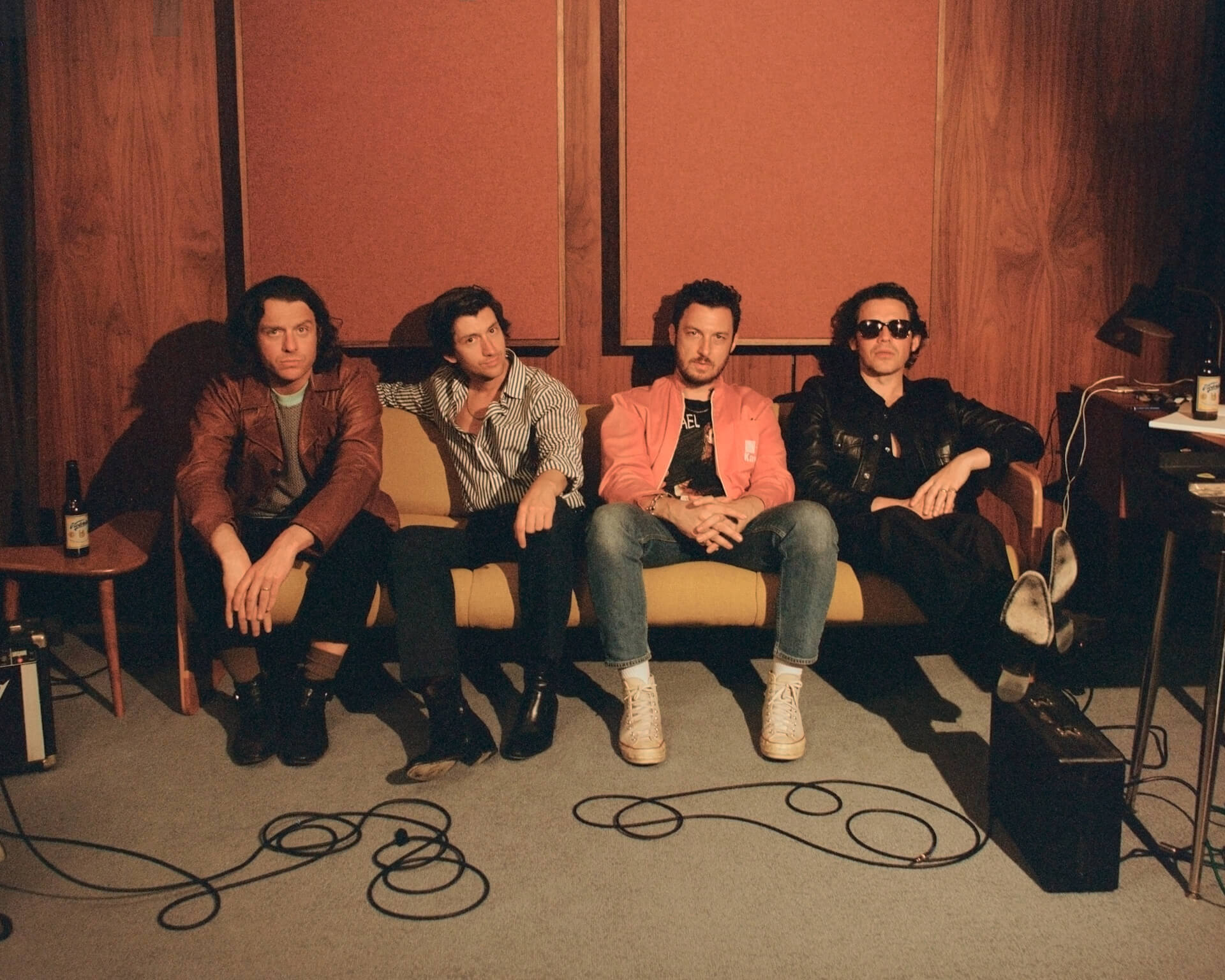 Arctic Monkeys、最新作『The Car』よりオープニング曲「There'd Better Be A Mirrorball」を解禁 music220831-arctic-monkeys1