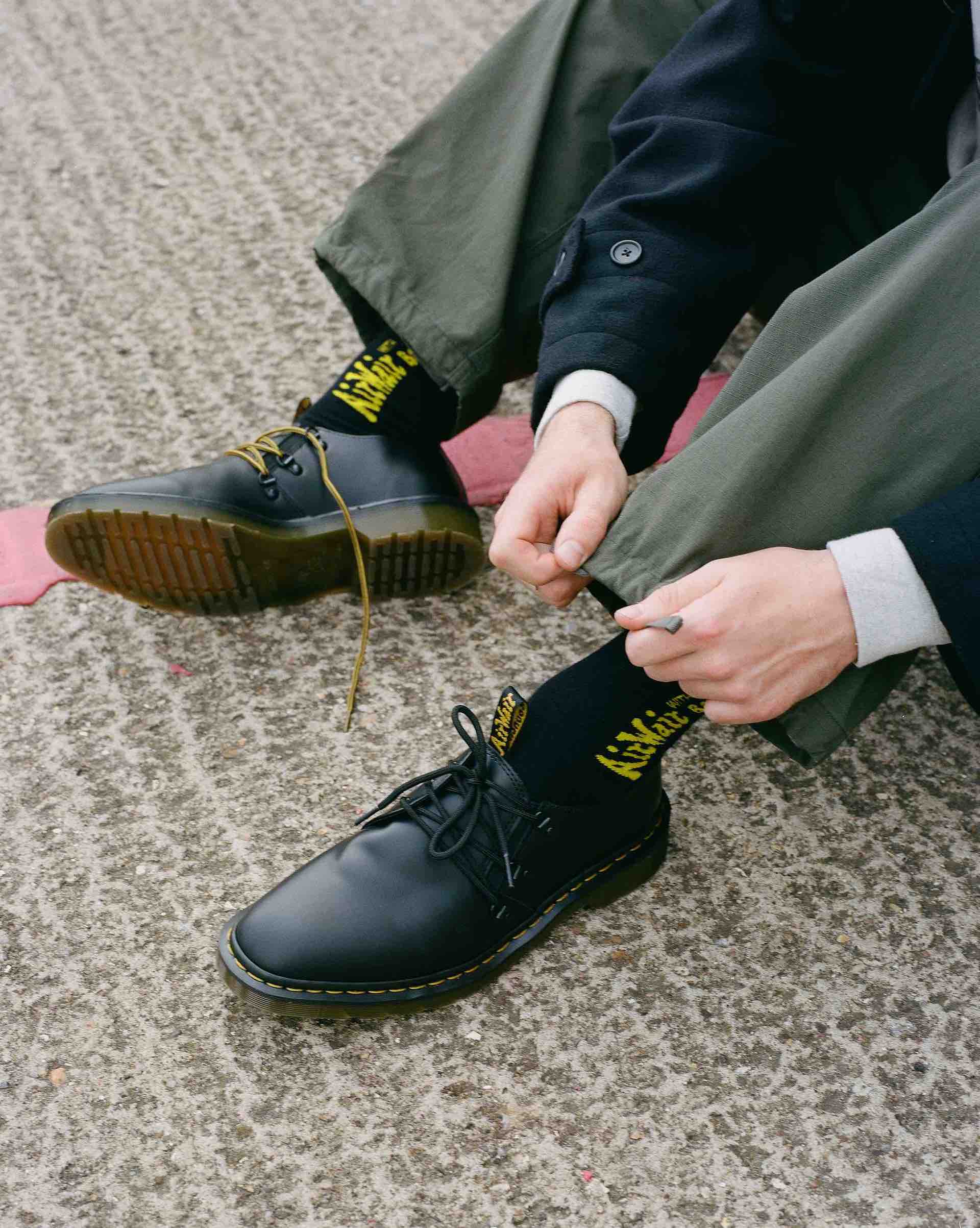 ＜DR. MARTENS × ENGINEERED GARMENTS＞MADE IN ENGLANDの「1461」3ホールシューズ2型が登場 fashion220901-drmartens-03