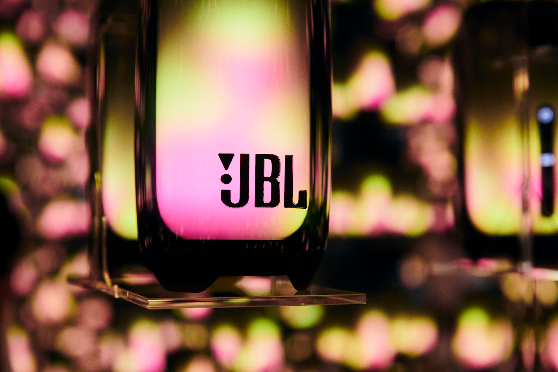 レポート：“ながら”も“集中”も選べる！「JBL」完全ワイヤレスイヤホン＆“光と色で音楽を視覚化する” ポータブルBluetoothスピーカー登場 tech221004-jbl-pulse5-tuneflex-03