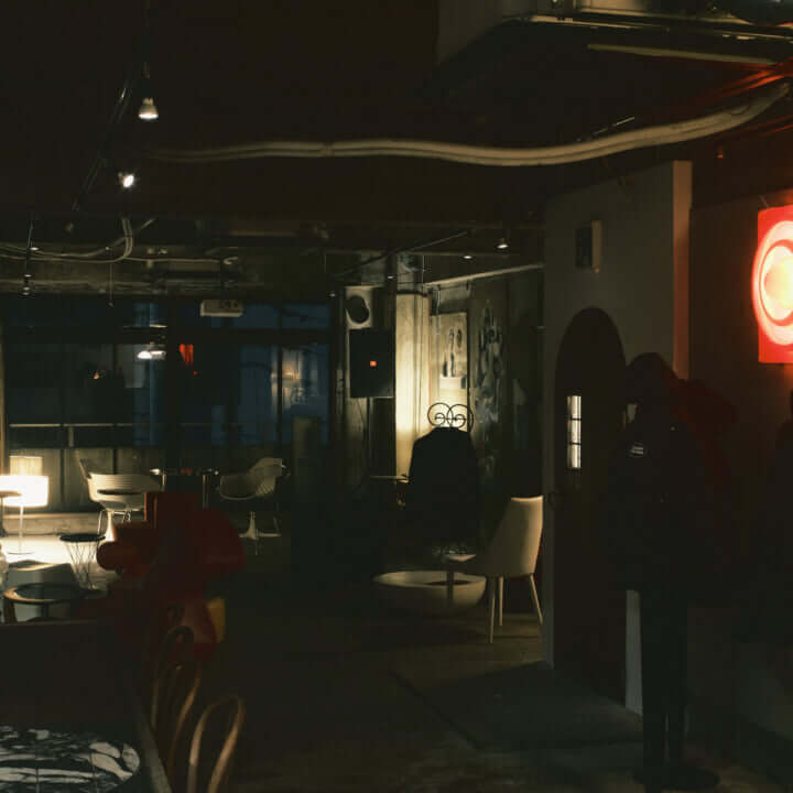 ATOSONEが手がけるCOMMA VIOLETAの旗艦店「Gallery＆Bar COMMON」オープン｜ギャラリーとバーが併設された新店舗 ...