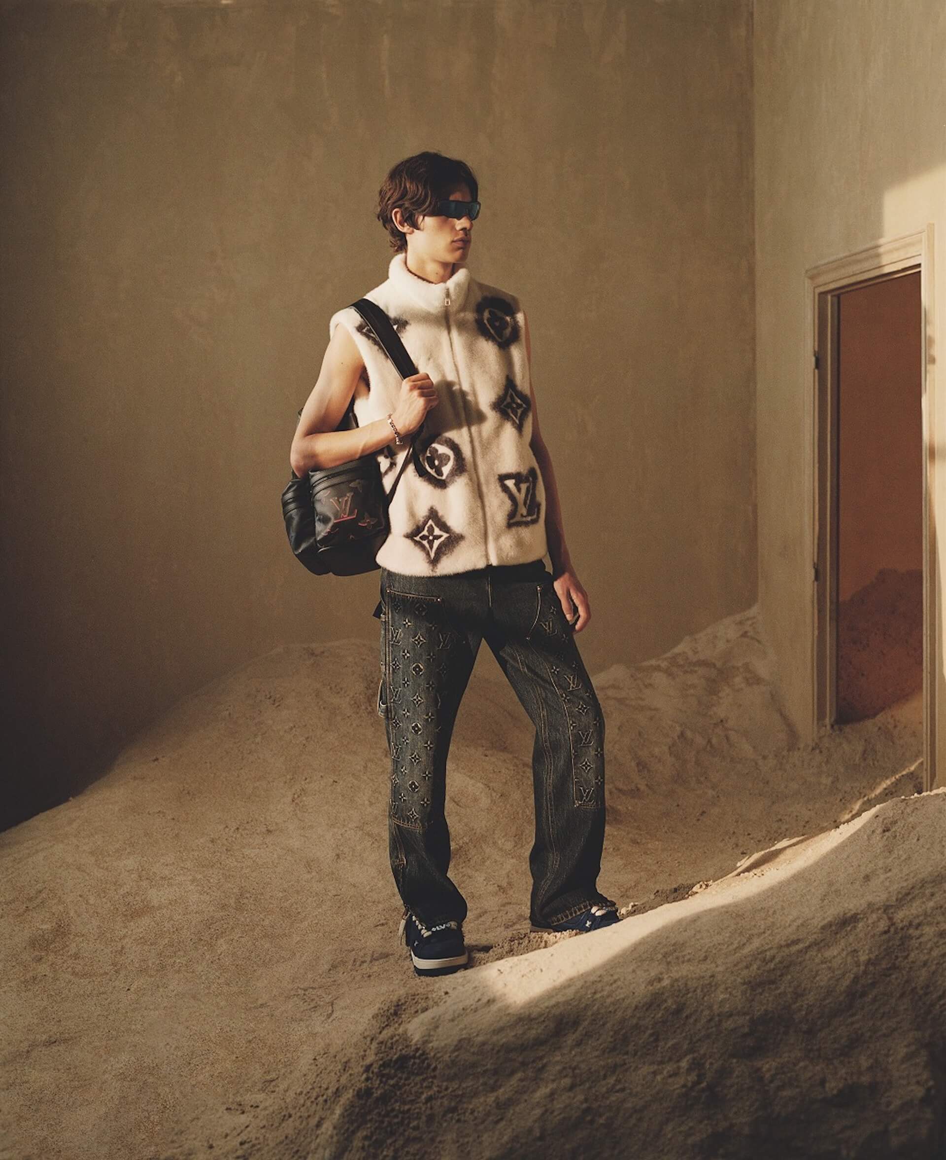 「Louis Vuitton」2023秋冬メンズ・プレコレクション発売に先駆け、ルックビジュアルを公開｜“砂漠で開催されるレース”からインスピレーション fashion221226-louisvuitton-09