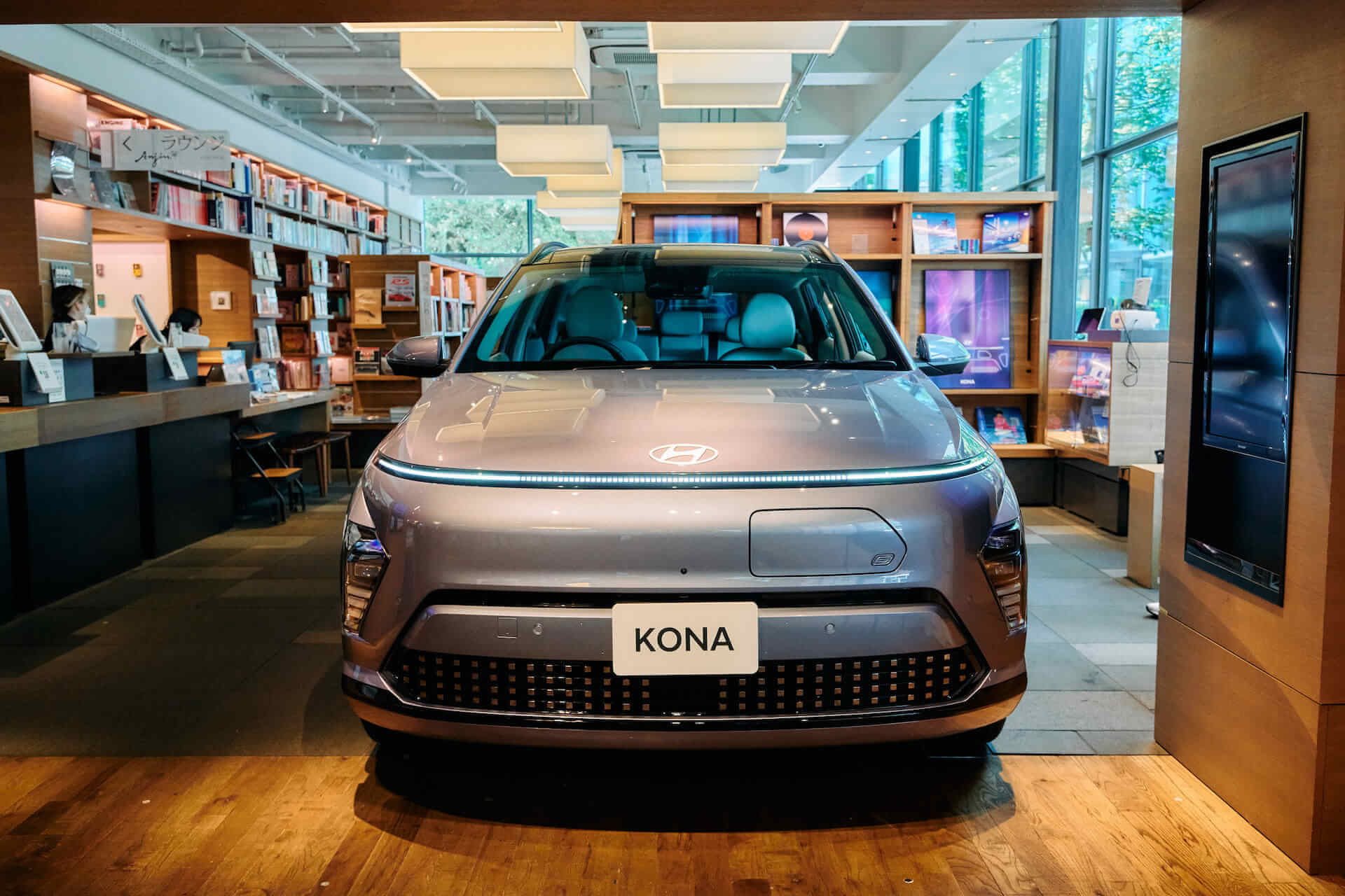 Hyundaiの新EVカー『KONA』の特別展示が代官山・T-SITEにて開催｜シティポップに代表される80'sカルチャーを様々なアングルから再解釈 lifefashion230905-hyundai2