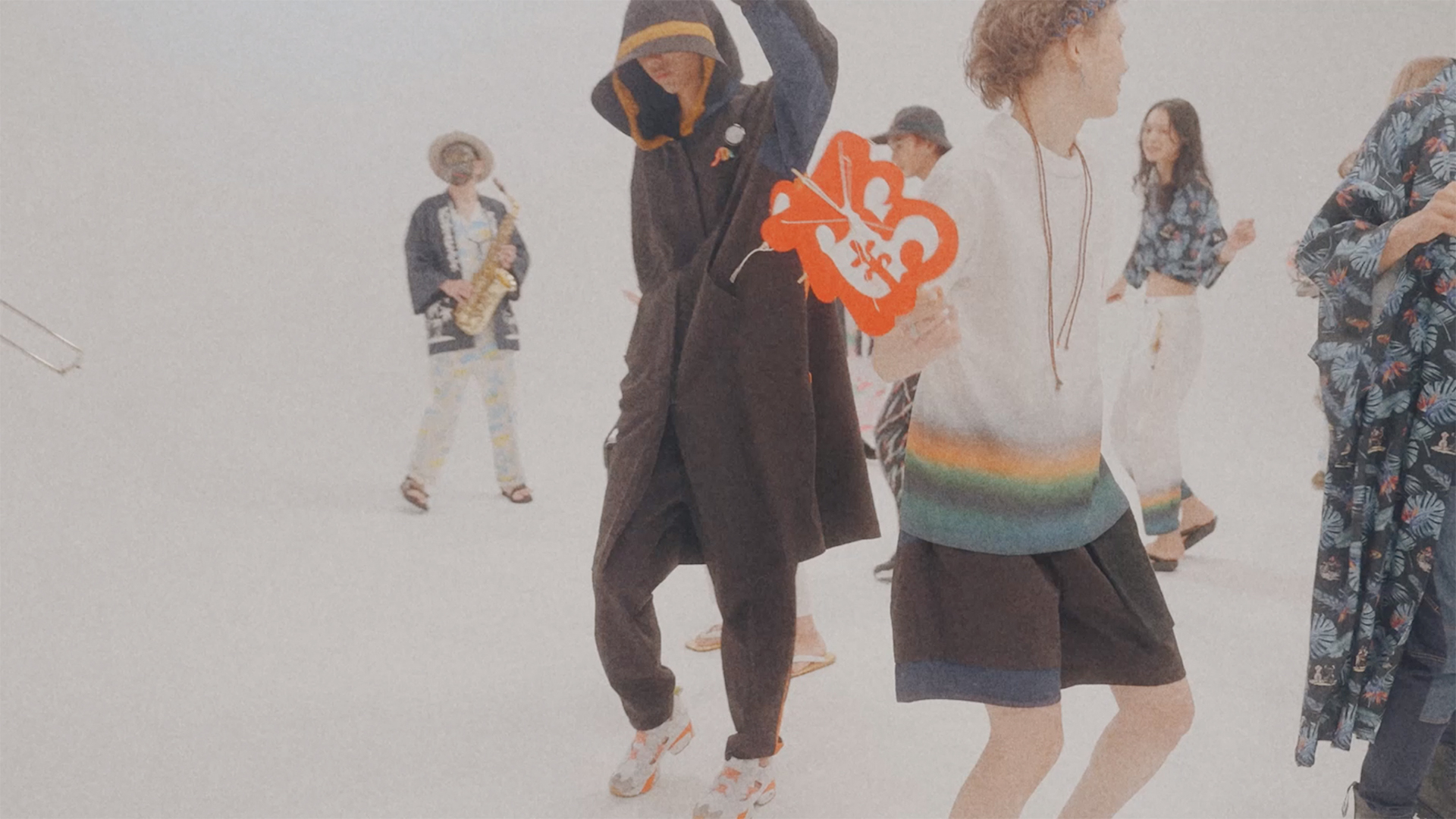 STOFの2024 SSコレクションが＜Rakuten Fashion Week TOKYO＞にて発表｜ブランド設立20周年を迎えて原点回帰、民謡クルセイダーズがショービデオの音楽を担当 lifefashion230911-stof4