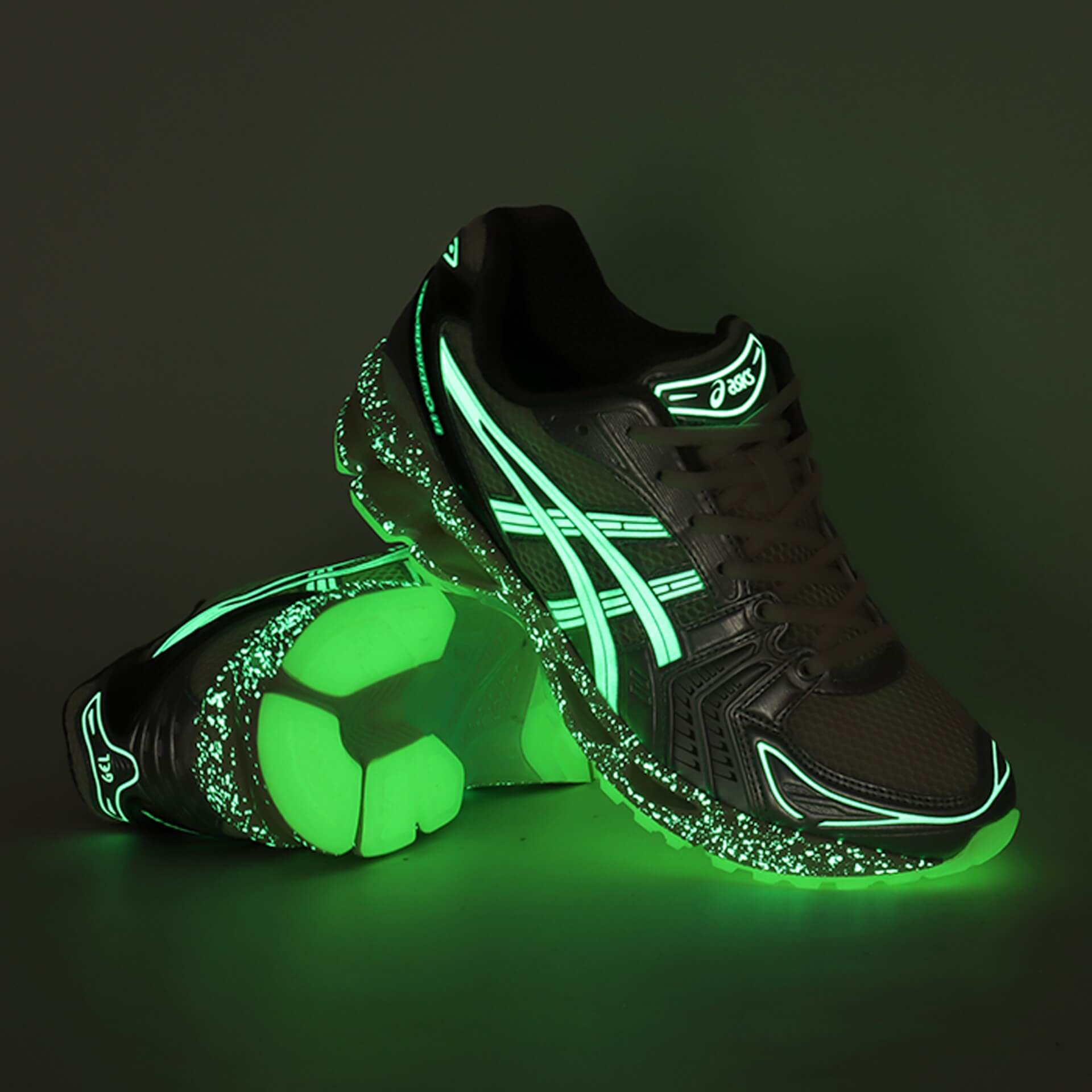 ASICS SportStyleの名作モデルがatmos別注として登場｜光るキノコをデザインソースに据えた一足 lifefashion241111-atmos-asics3