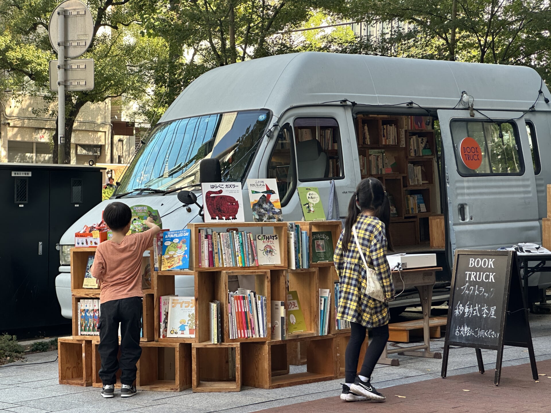 旅をコンセプトにするショップ〈パーヴェイヤーズ〉にて移動式本屋〈BOOK TRUCK〉のポップアップが2日間限定で開催 | “旅”にフォーカスした本を集めた限定ガチャポンも image_09-1920x1440