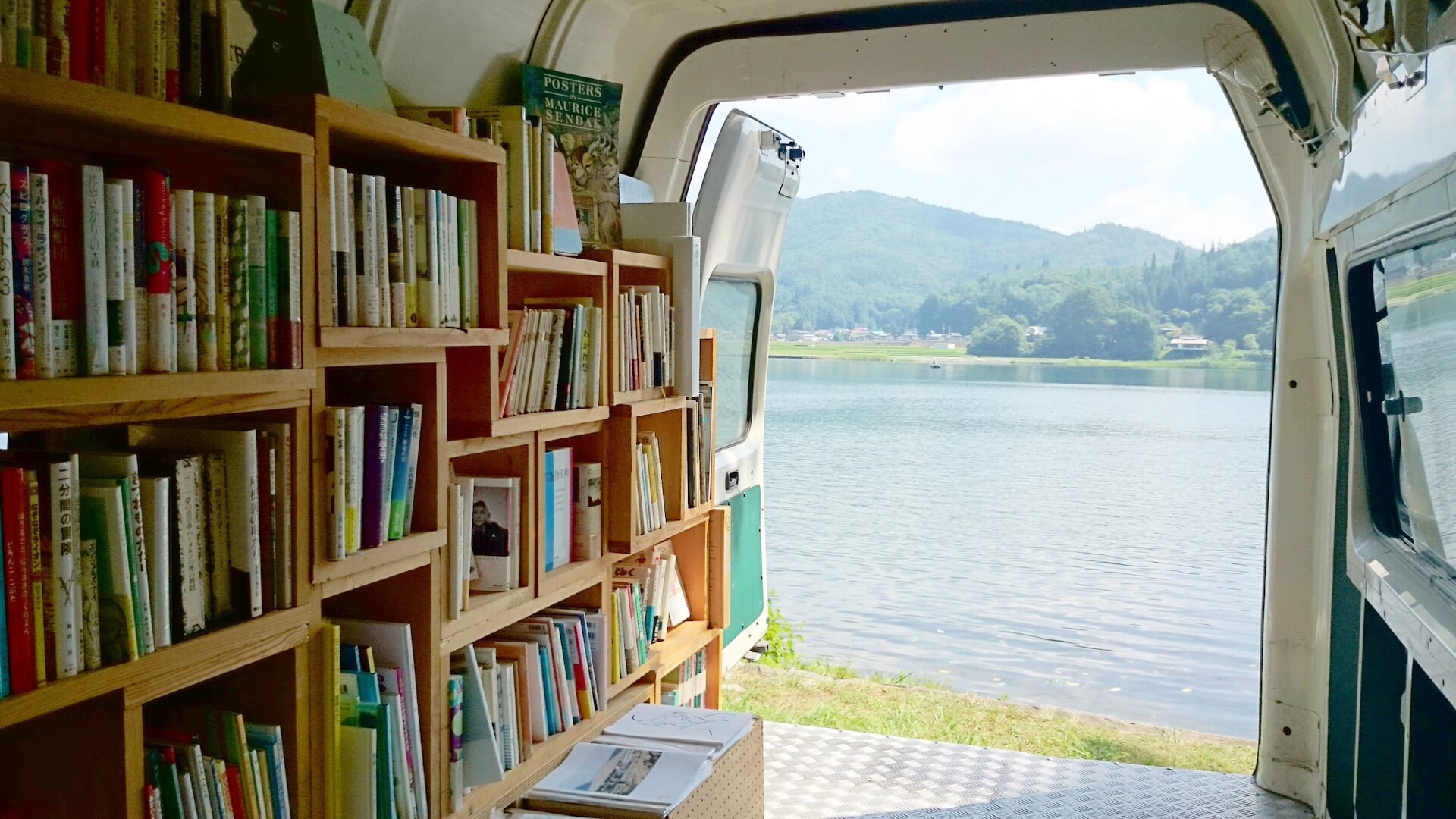 旅をコンセプトにするショップ〈パーヴェイヤーズ〉にて移動式本屋〈BOOK TRUCK〉のポップアップが2日間限定で開催 | “旅”にフォーカスした本を集めた限定ガチャポンも image_05-1920x1080