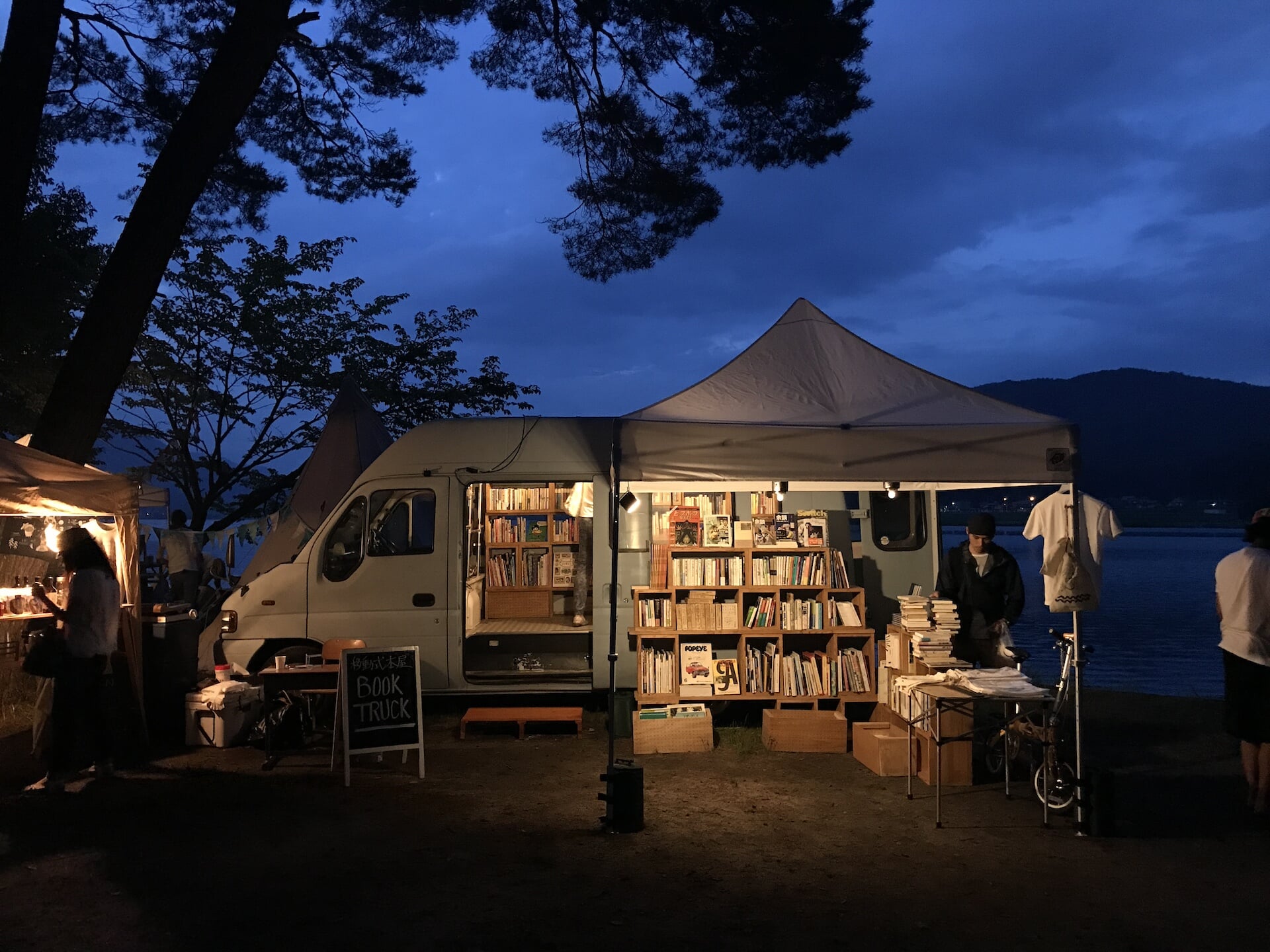 旅をコンセプトにするショップ〈パーヴェイヤーズ〉にて移動式本屋〈BOOK TRUCK〉のポップアップが2日間限定で開催 | “旅”にフォーカスした本を集めた限定ガチャポンも image_10-1920x1440