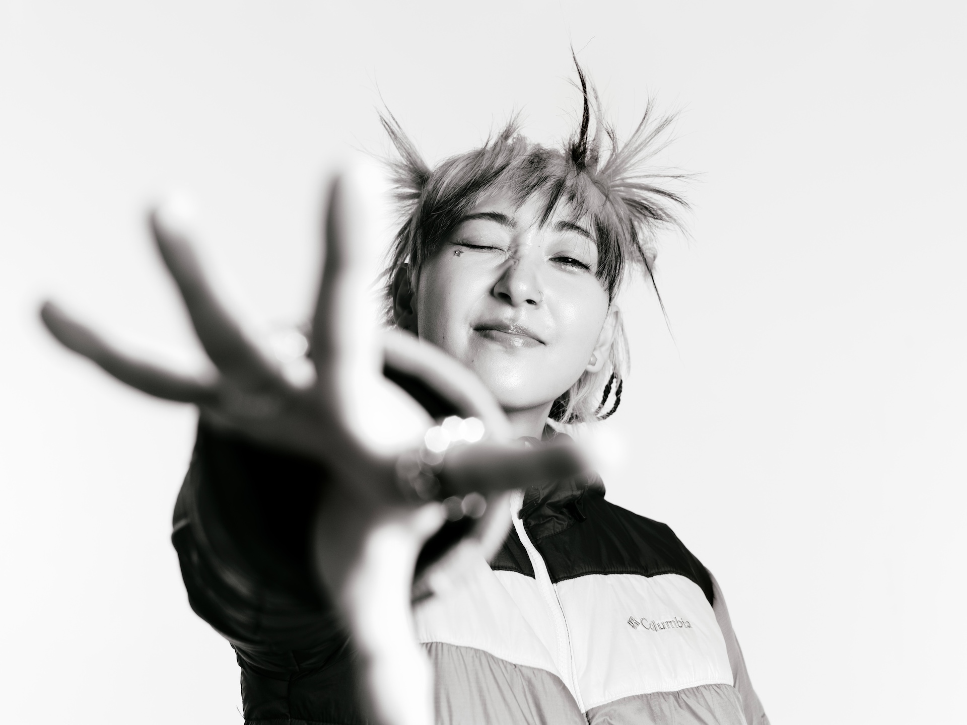 「自分を認めれば、相手も尊重できる」あっこゴリラが考える心地のいい関係性の築き方｜BLUE HANDS TOKYO | Qetic