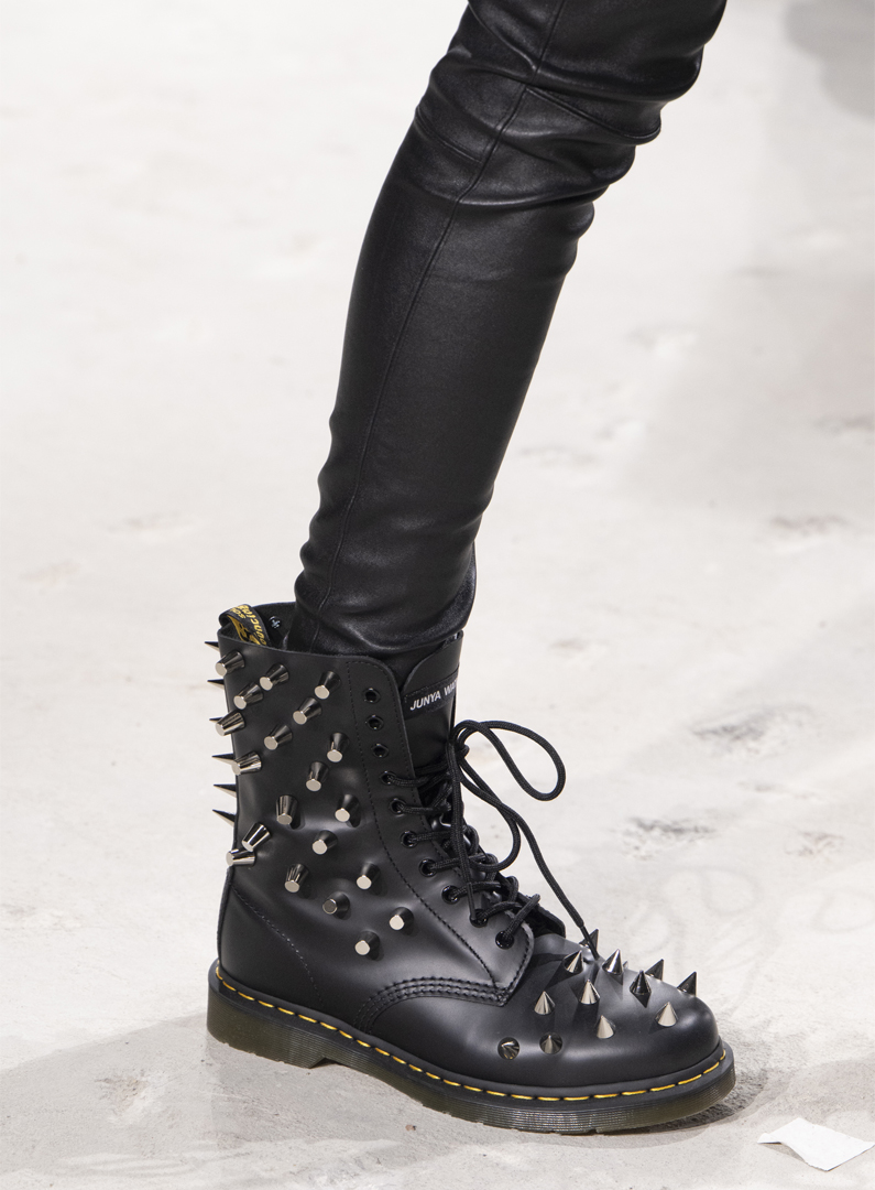 〈Dr. Martens〉x〈JUNYA WATANABE〉がブーツを腕にドッキングさせたコラボジャケットを発売 Junya_Watanabe_WFW25-26_det_101-DM10
