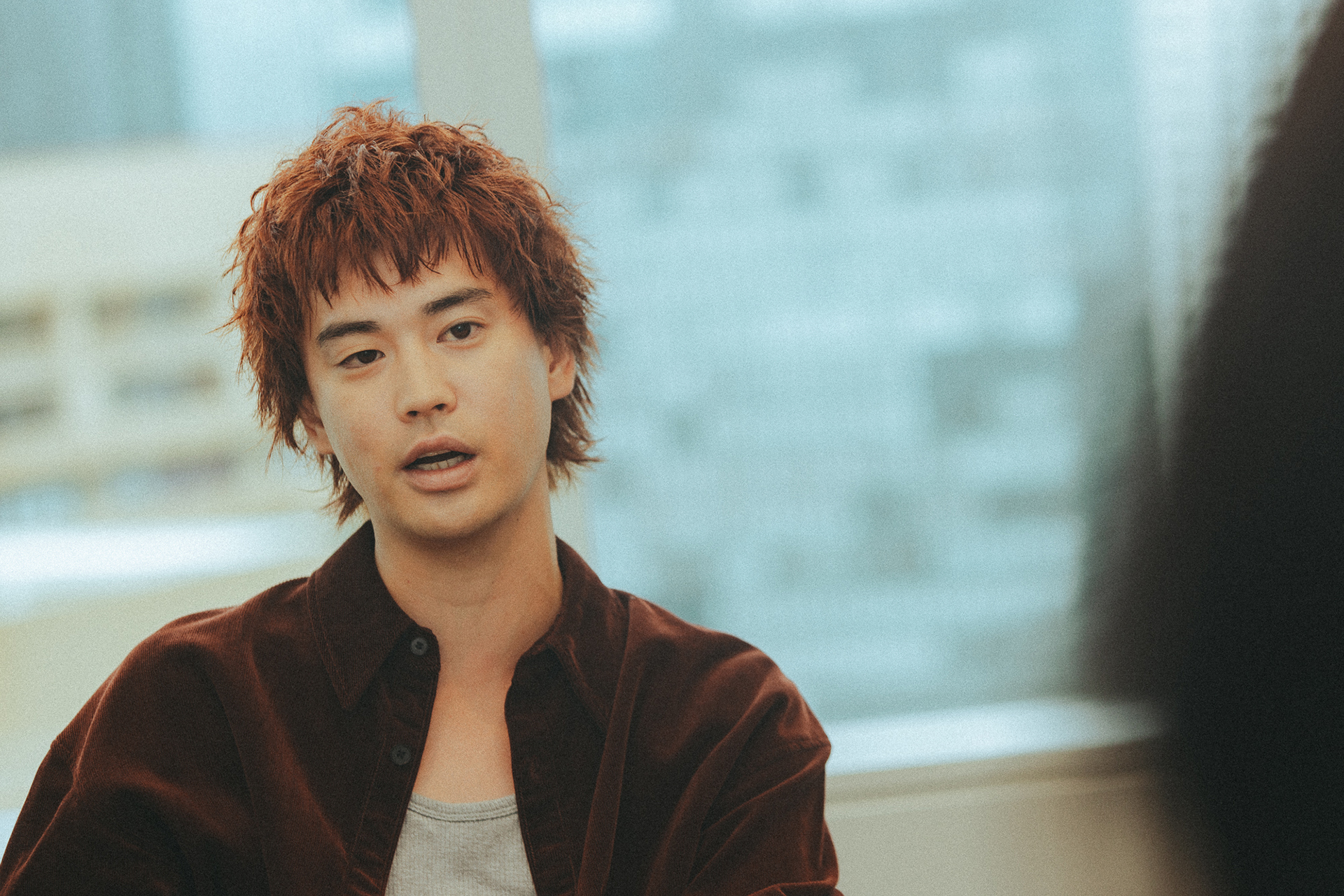 正しさに倣わず、自分の意志で選ぶ──Newspeakが『Glass Door』に込めた“今” KK1_2826