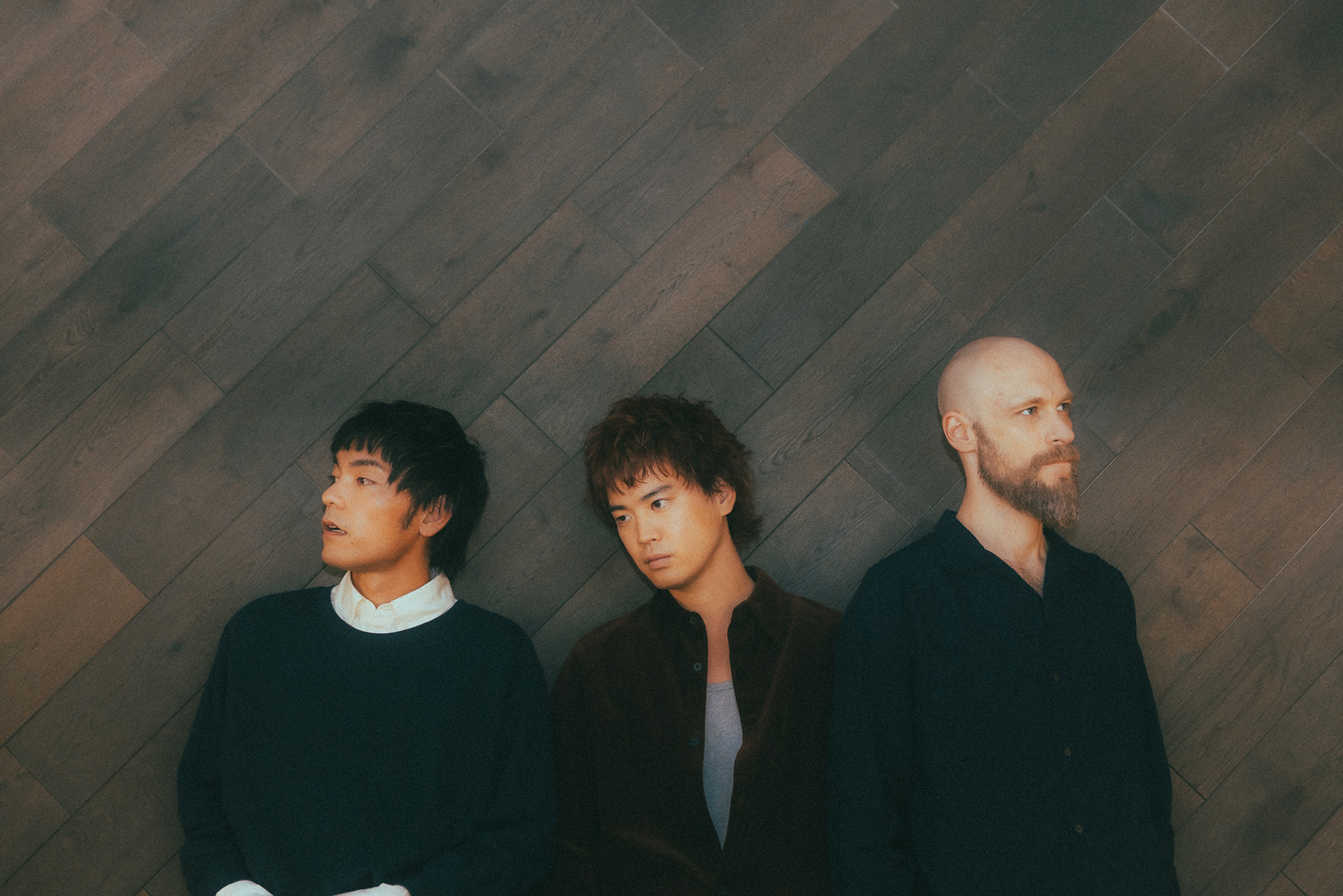 正しさに倣わず、自分の意志で選ぶ──Newspeakが『Glass Door』に込めた“今” KK1_3088