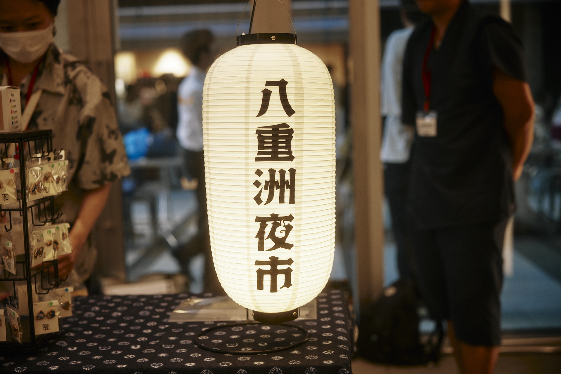 大人たちが晩夏の東京の夜を楽しむ。<八重洲夜市 2025>1週目レポート music_yaesu_04 大人たちが晩夏の東京の夜を楽しむ。<八重洲夜市 2025>1週目レポート music_yaesu_04