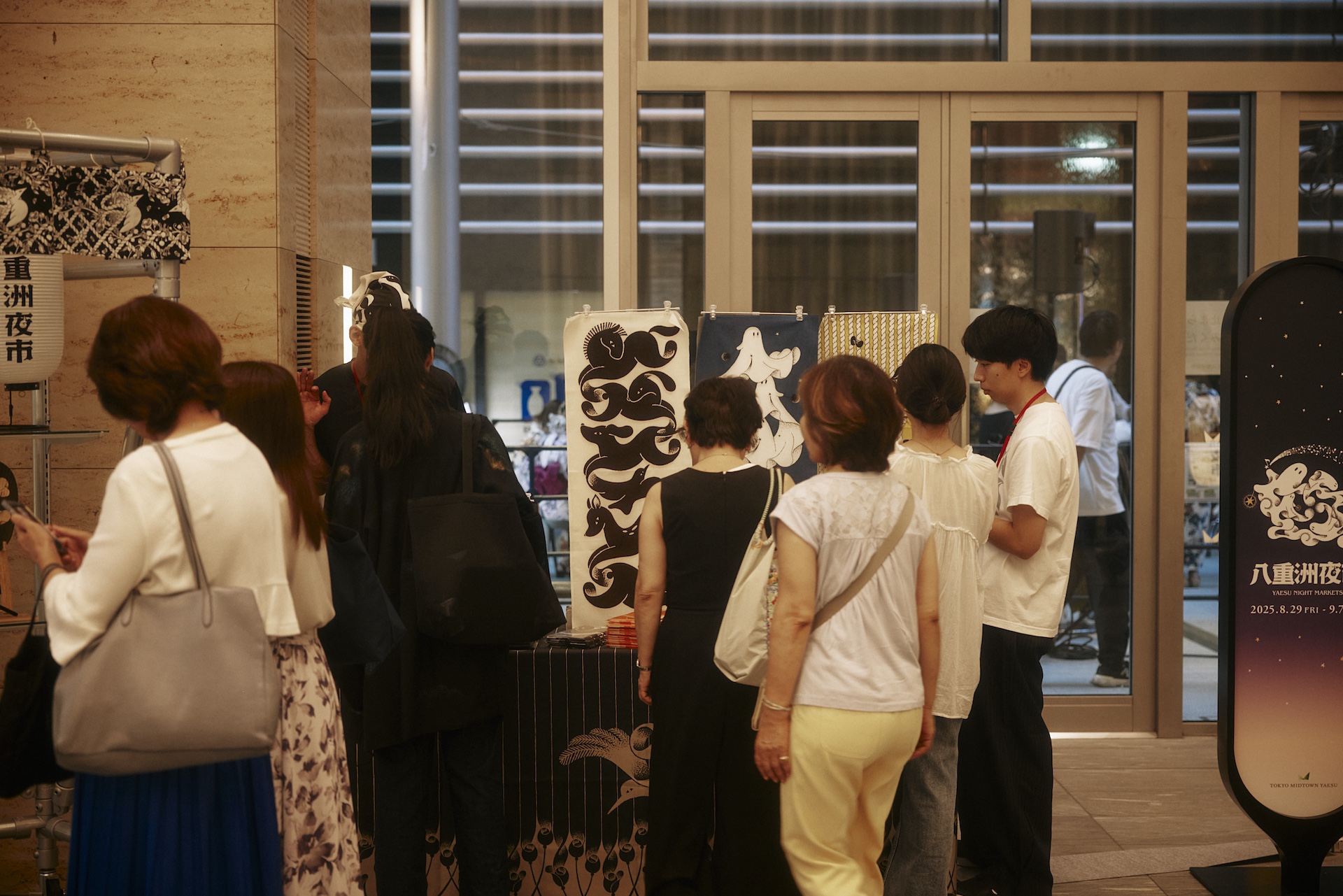 大人たちが晩夏の東京の夜を楽しむ。<八重洲夜市 2025>1週目レポート music_yaesu_05 大人たちが晩夏の東京の夜を楽しむ。<八重洲夜市 2025>1週目レポート music_yaesu_05