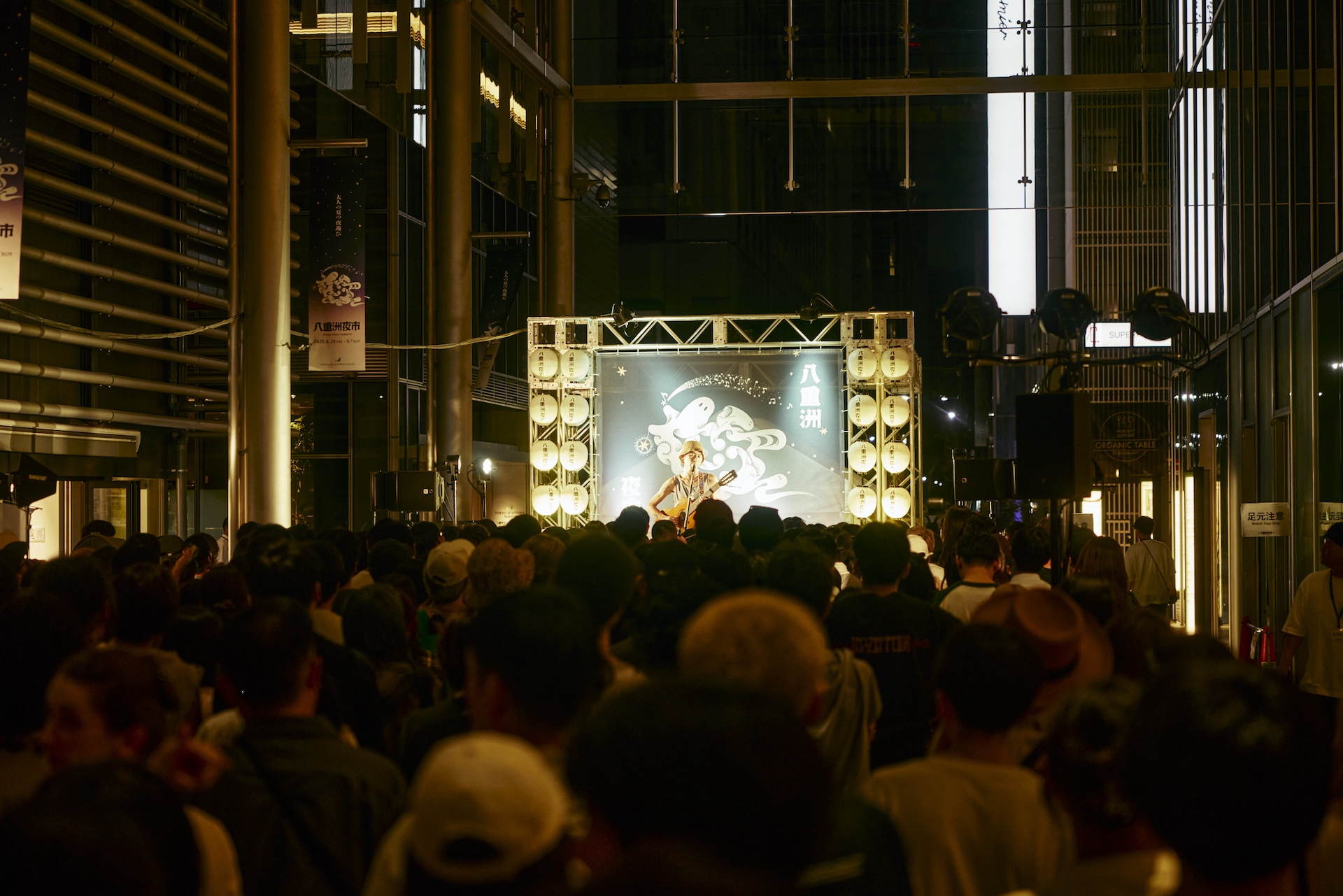 大人たちが晩夏の東京の夜を楽しむ。<八重洲夜市 2025>1週目レポート music_yaesu_013 大人たちが晩夏の東京の夜を楽しむ。<八重洲夜市 2025>1週目レポート music_yaesu_013