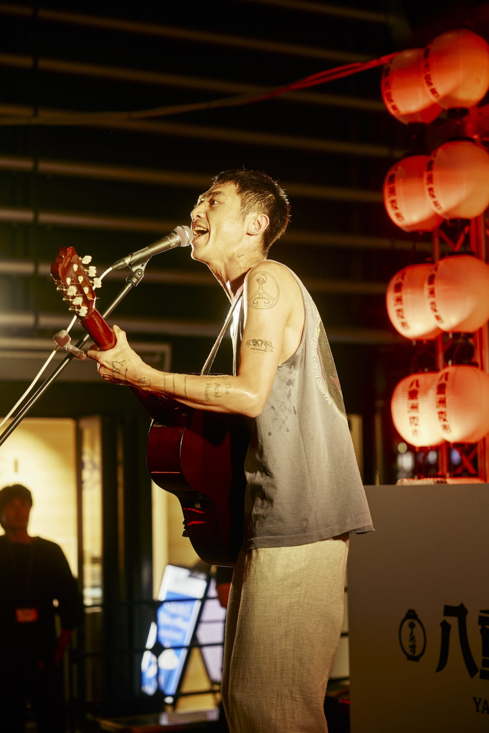 大人たちが晩夏の東京の夜を楽しむ。<八重洲夜市 2025>1週目レポート music_yaesu_014-scaled 大人たちが晩夏の東京の夜を楽しむ。<八重洲夜市 2025>1週目レポート music_yaesu_014-scaled