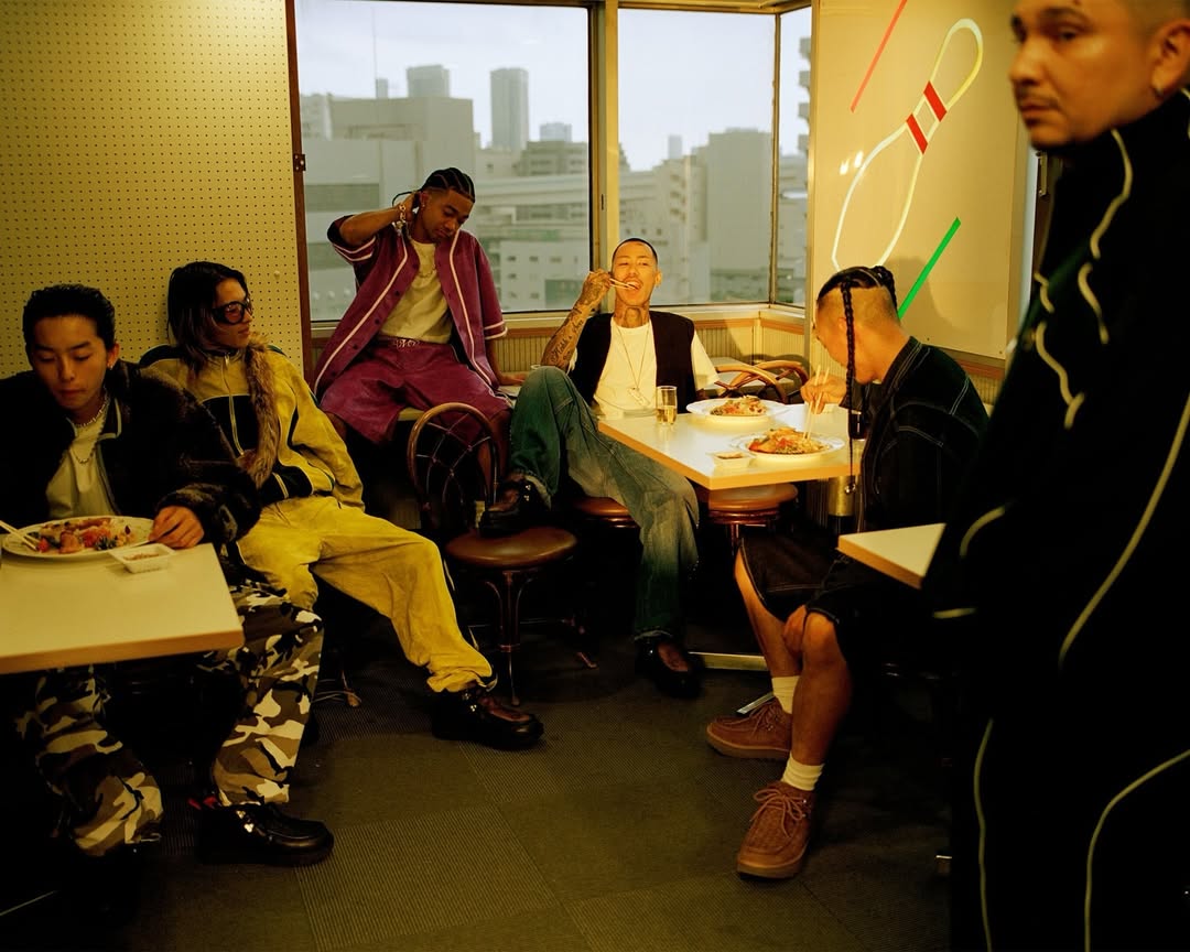 〈UGG〉が〈AMBUSH〉とのコラボレーション第2弾を発売 | 千葉雄喜を起用したビデオも公開 From-neon-lit-bowling-alleys-to-the-pulse-of-backstreets.A-love-letter-to-Shibuya-through-AMBUS-1