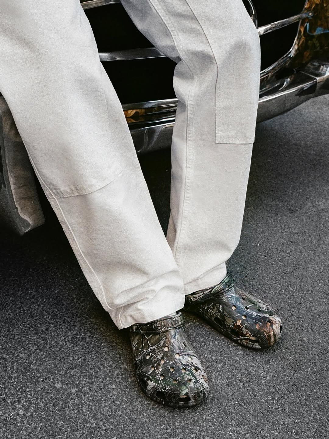 カナダ・モントリオール拠点の〈JJJJound〉が「クロックス」との最新コラボモデルを発売 jjjjound-crocs-collab-3
