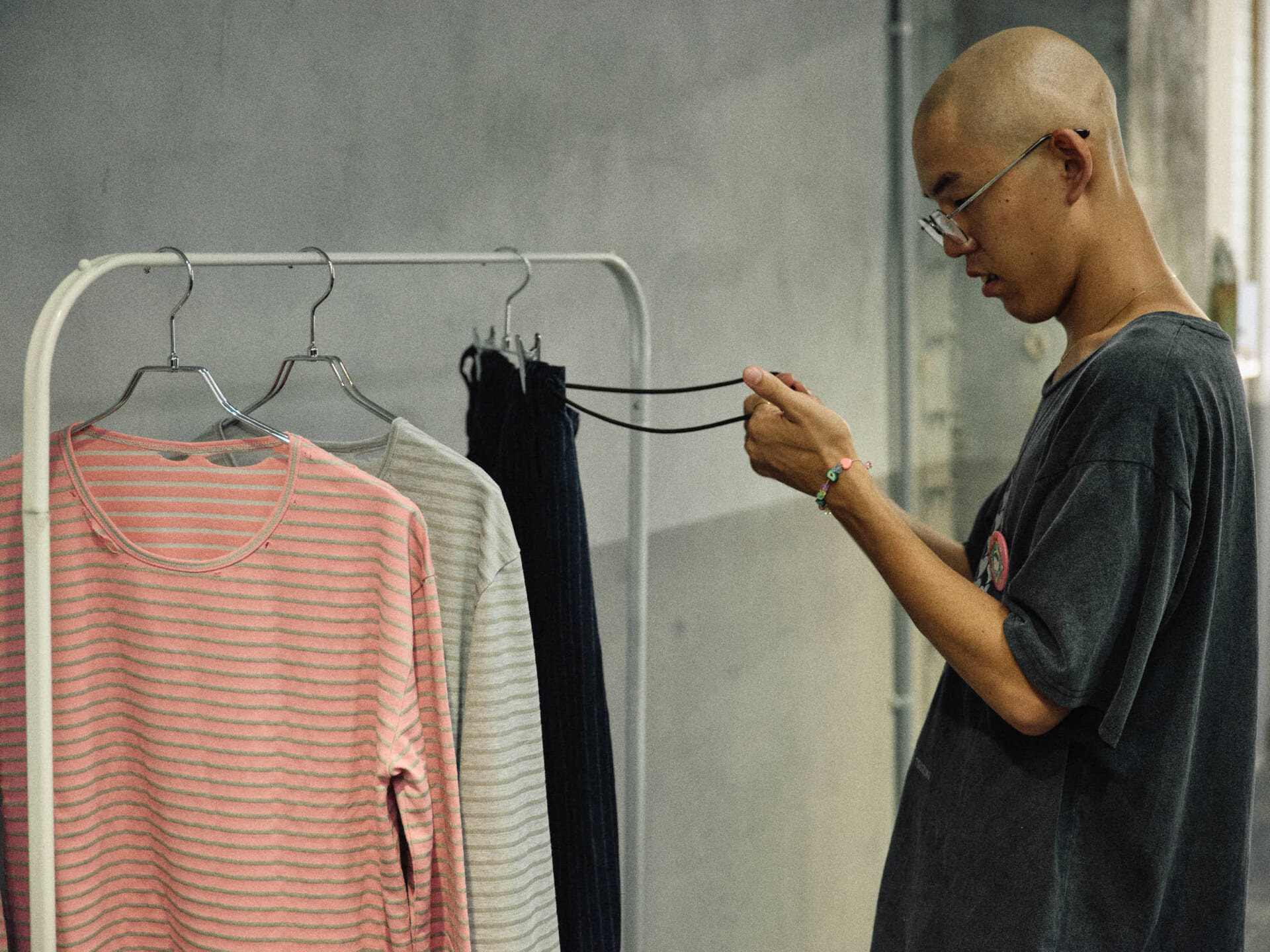 【INTERVIEW】都築拓紀 「僕が服を作ることの意味と、デザイナーとしての現在地」 2025_08_05-qetic173917-1920x1440 【INTERVIEW】都築拓紀 「僕が服を作ることの意味と、デザイナーとしての現在地」 2025_08_05-qetic173917-1920x1440